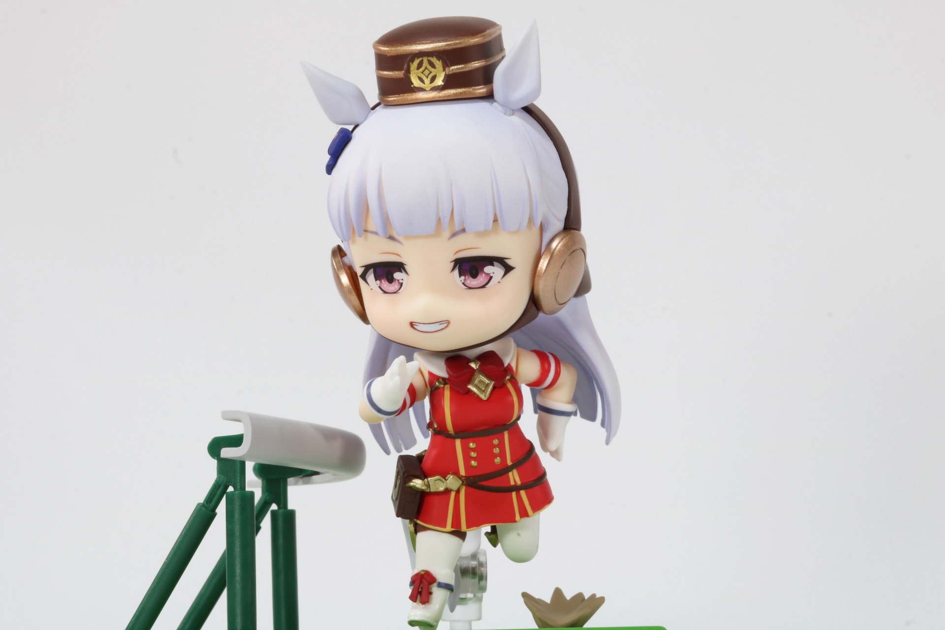 泥を跳ね飛ばしながら走るゴールドシップ