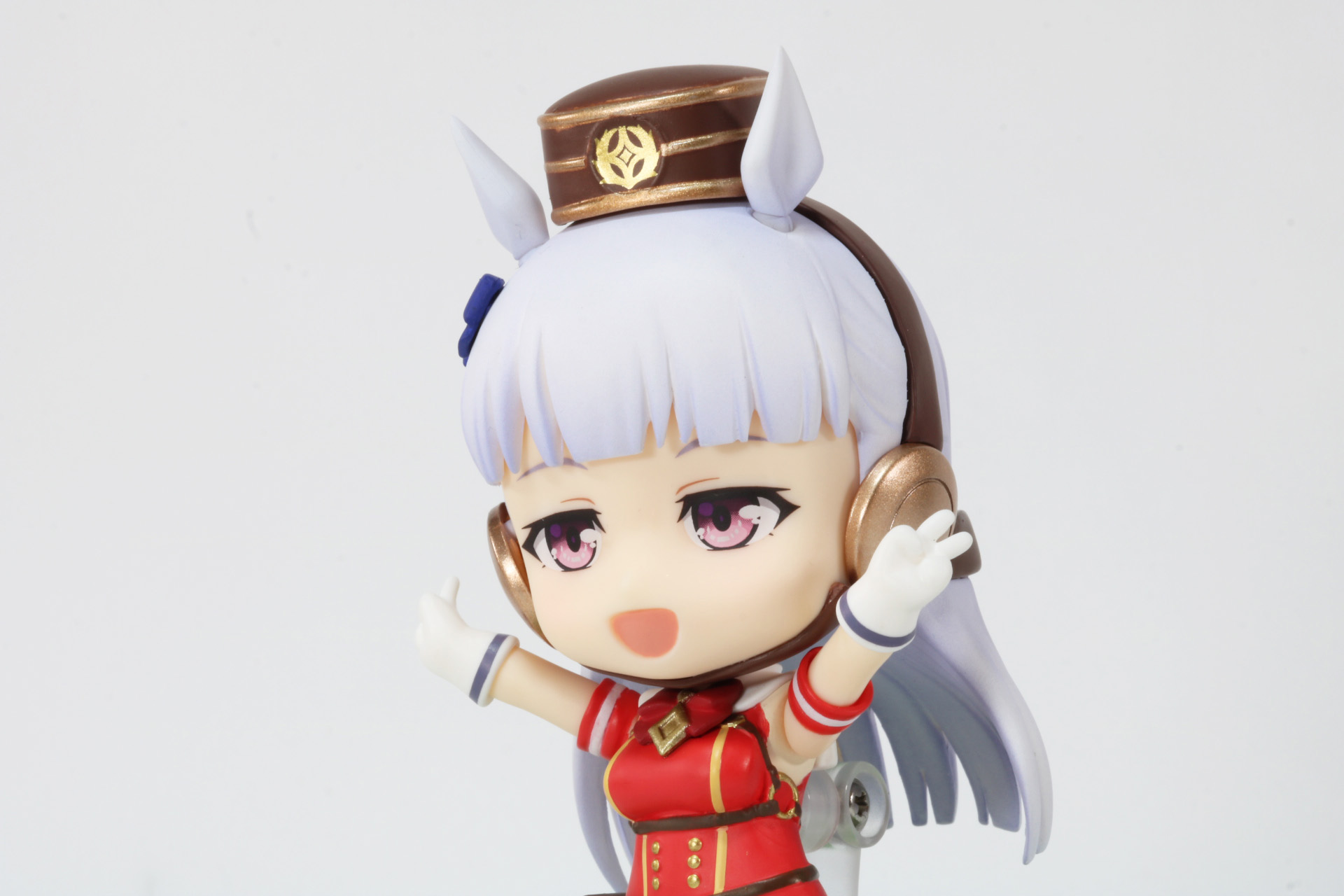 両手を上げてピース