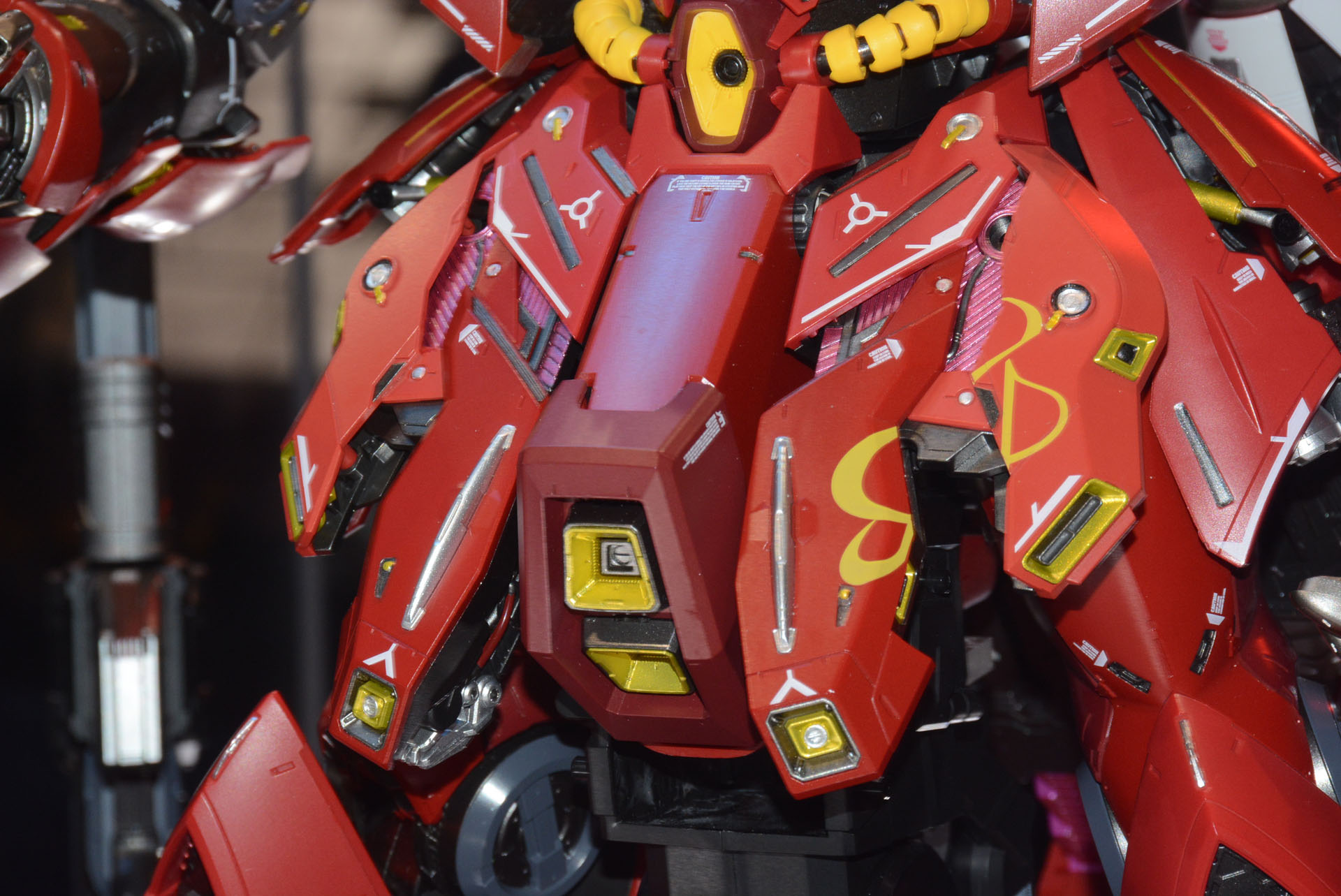 細部を見れば見るほど新しい発見があるディテール表現。"サザビーが実在したらそれはどんな姿か"というコンセプトによるメカ表現だ