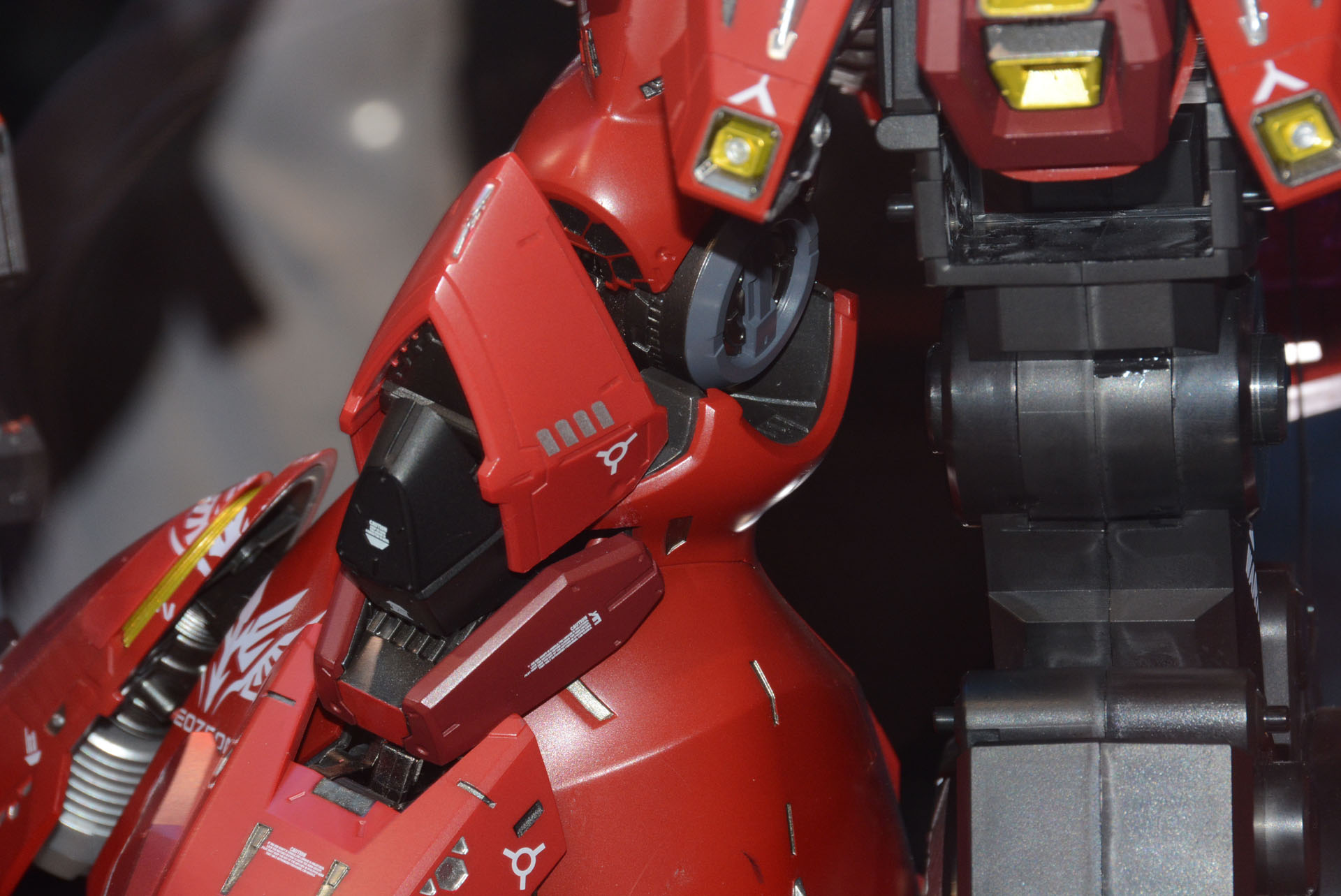 細部を見れば見るほど新しい発見があるディテール表現。"サザビーが実在したらそれはどんな姿か"というコンセプトによるメカ表現だ