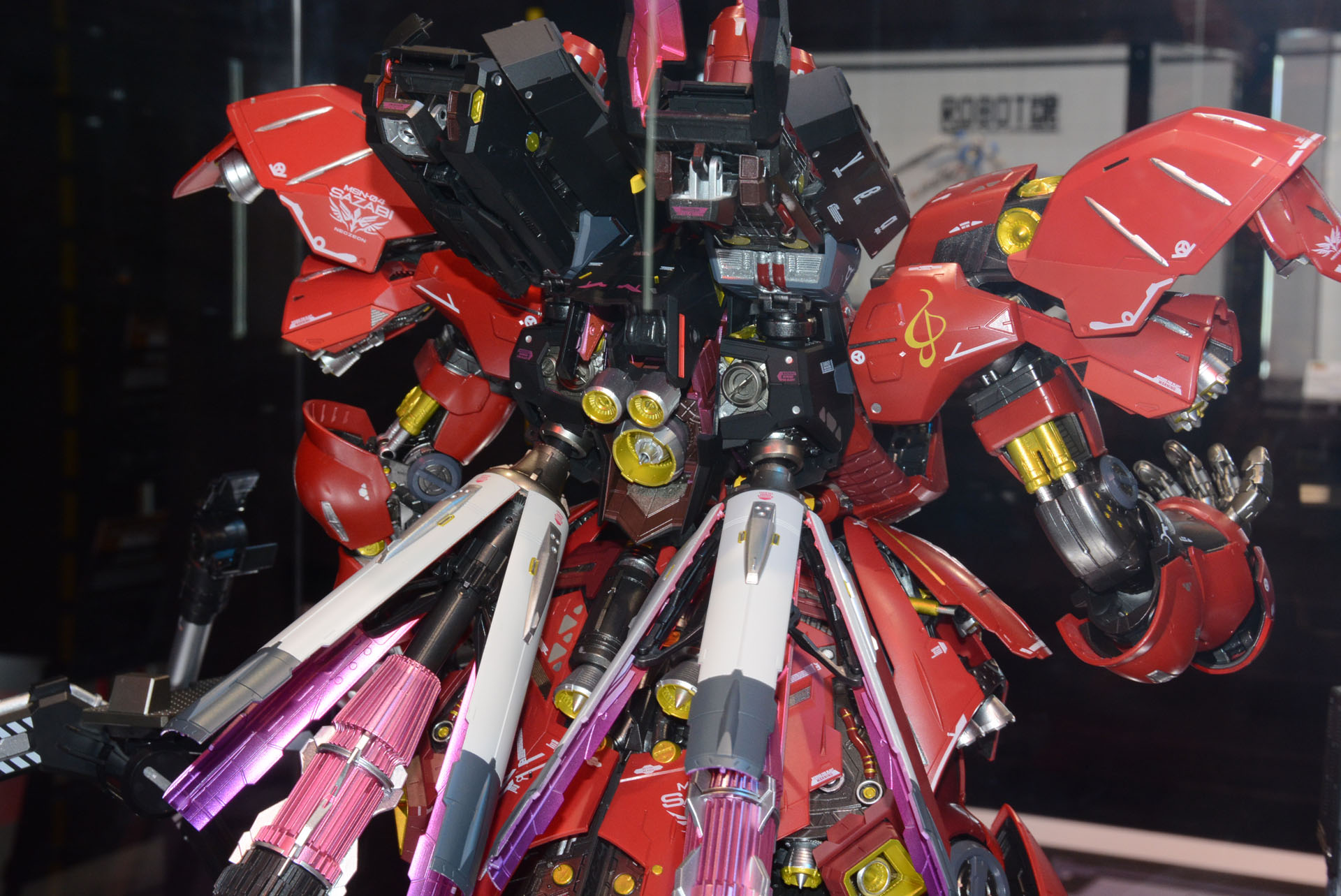 本来燃料が詰まっているだけのプロペラントタンクだが、内部に機構が詰まっている。ピンクのフレームはファンネルコンテナやシールドなどにもあり、想像力が刺激される