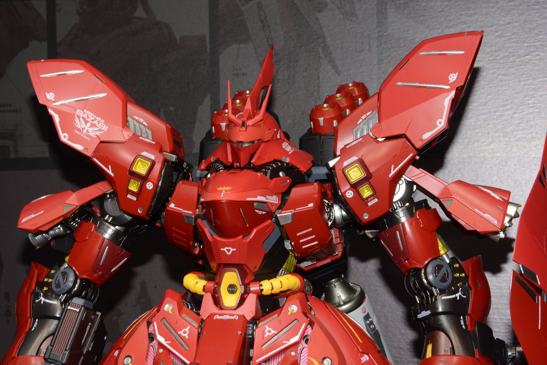 細部を見れば見るほど新しい発見があるディテール表現。"サザビーが実在したらそれはどんな姿か"というコンセプトによるメカ表現だ