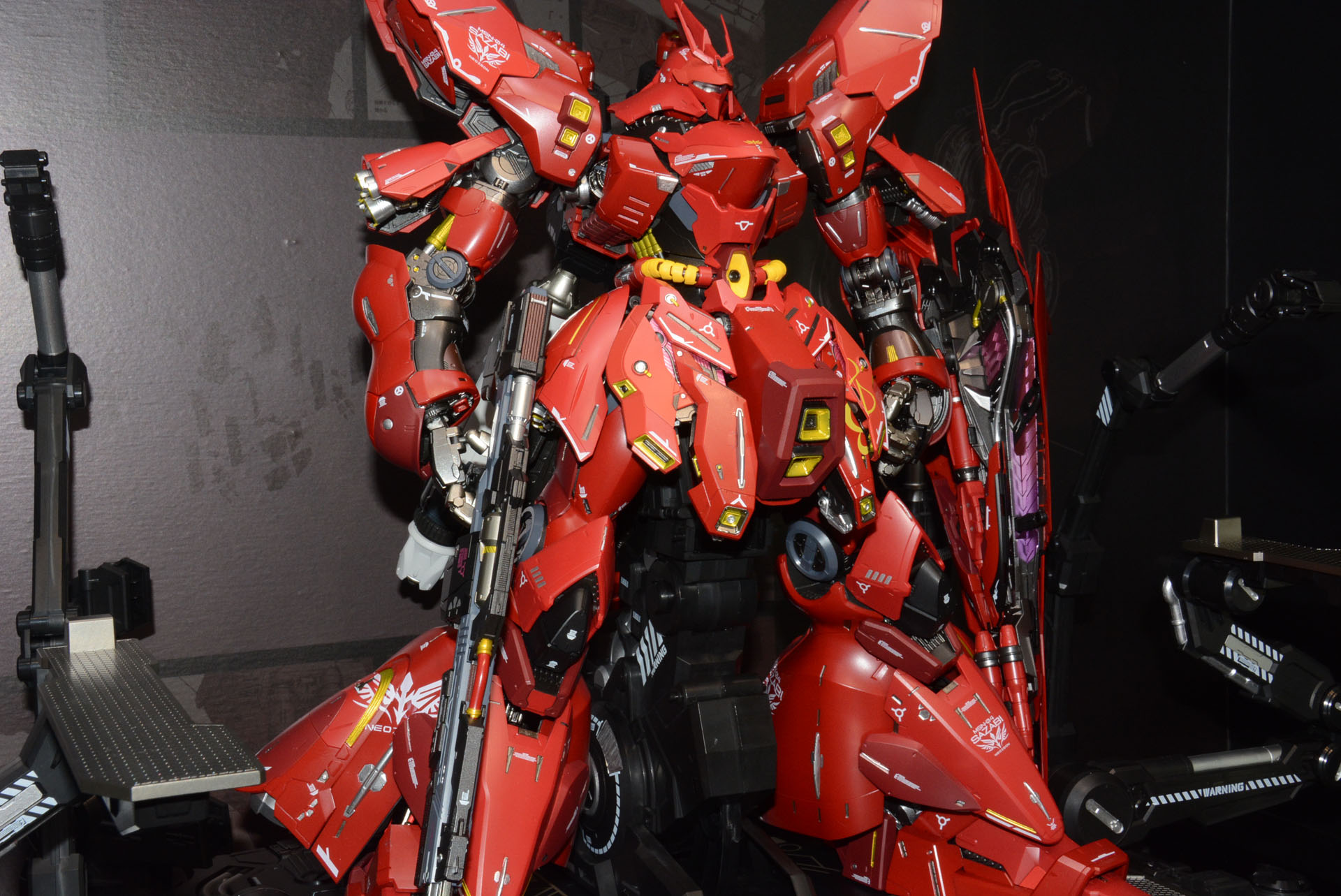 細部を見れば見るほど新しい発見があるディテール表現。"サザビーが実在したらそれはどんな姿か"というコンセプトによるメカ表現だ