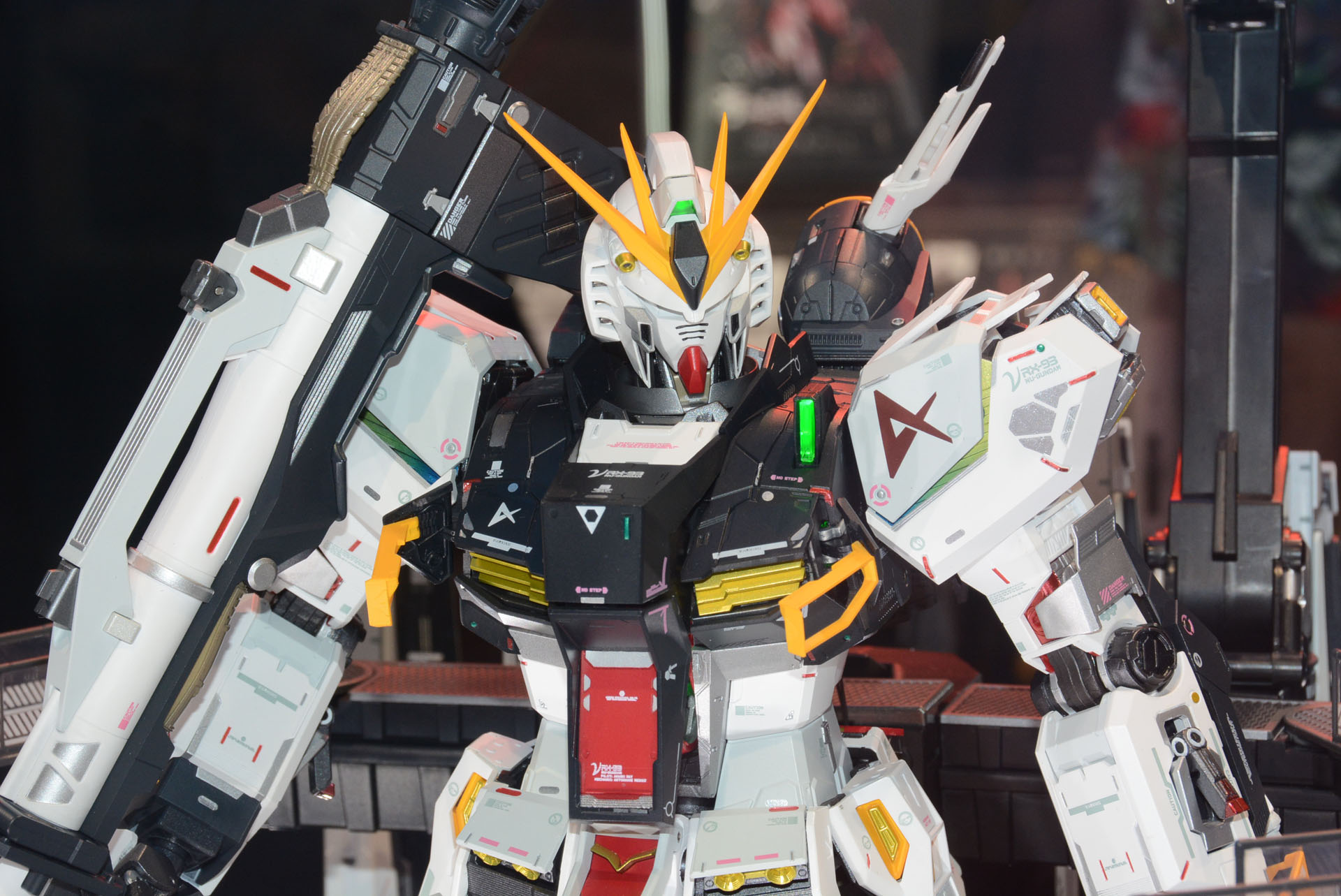 横に展示されているνガンダムを見ることで気づかされることも多い