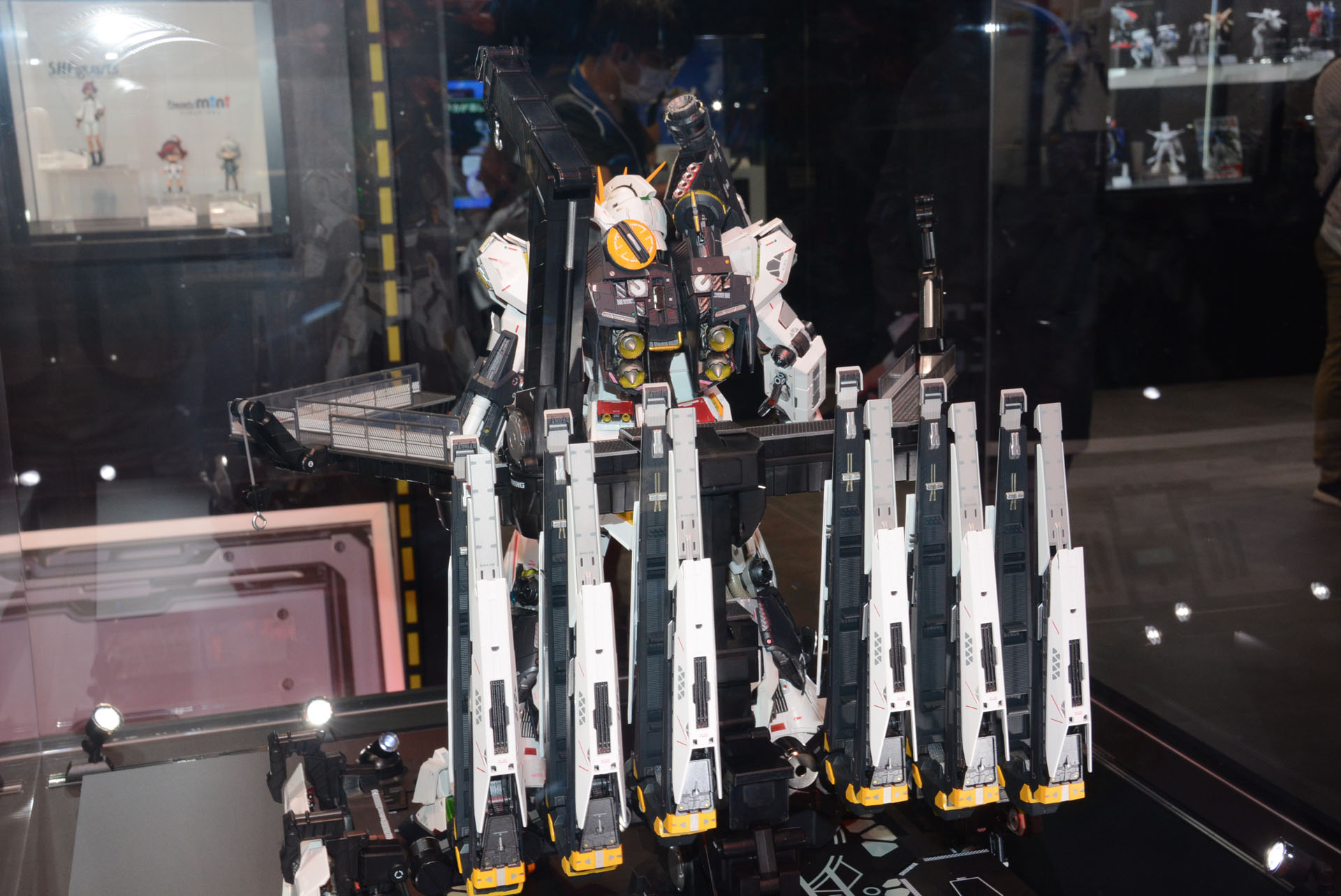 横に展示されているνガンダムを見ることで気づかされることも多い