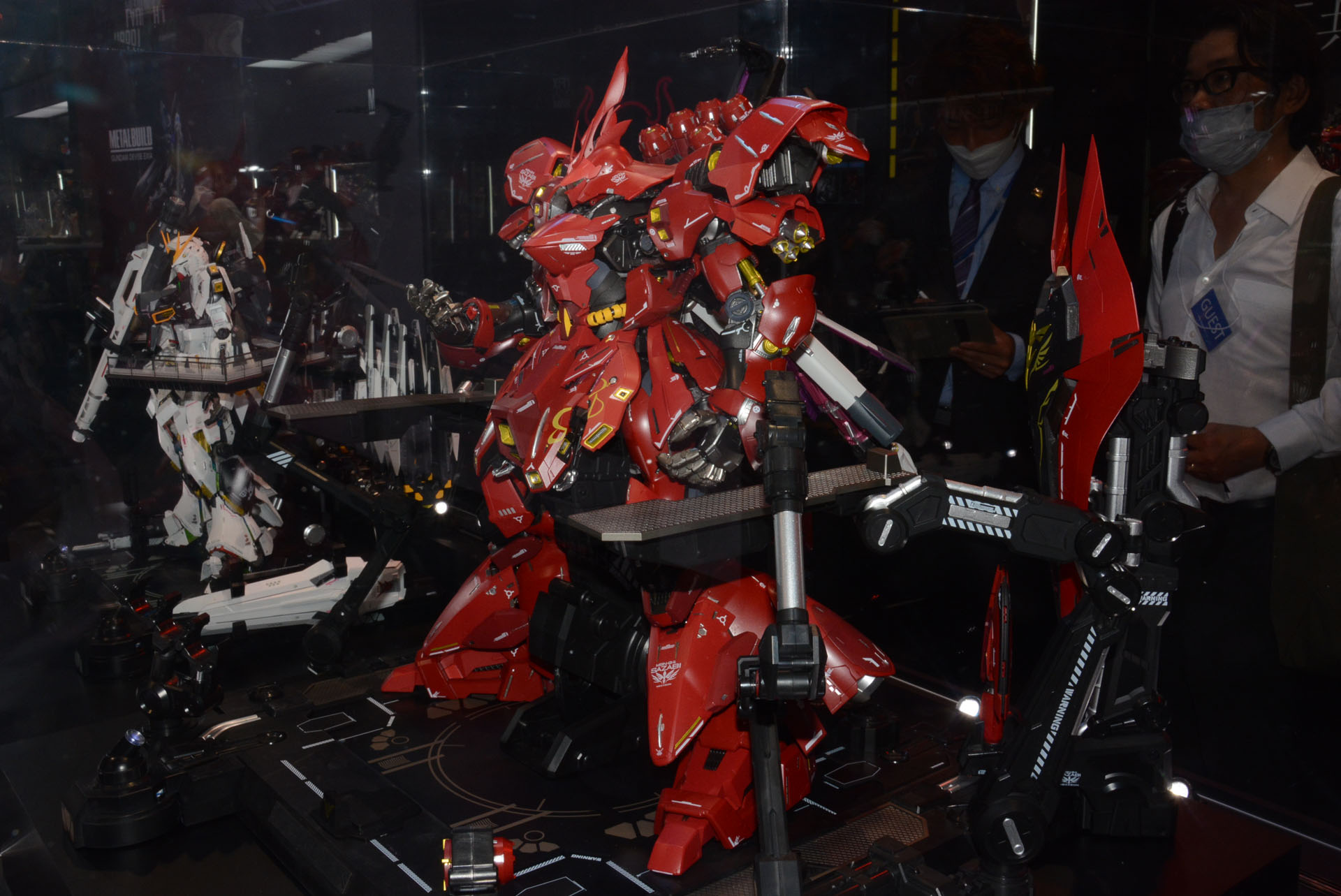 会場ではサザビーとνガンダムが並べて展示されている