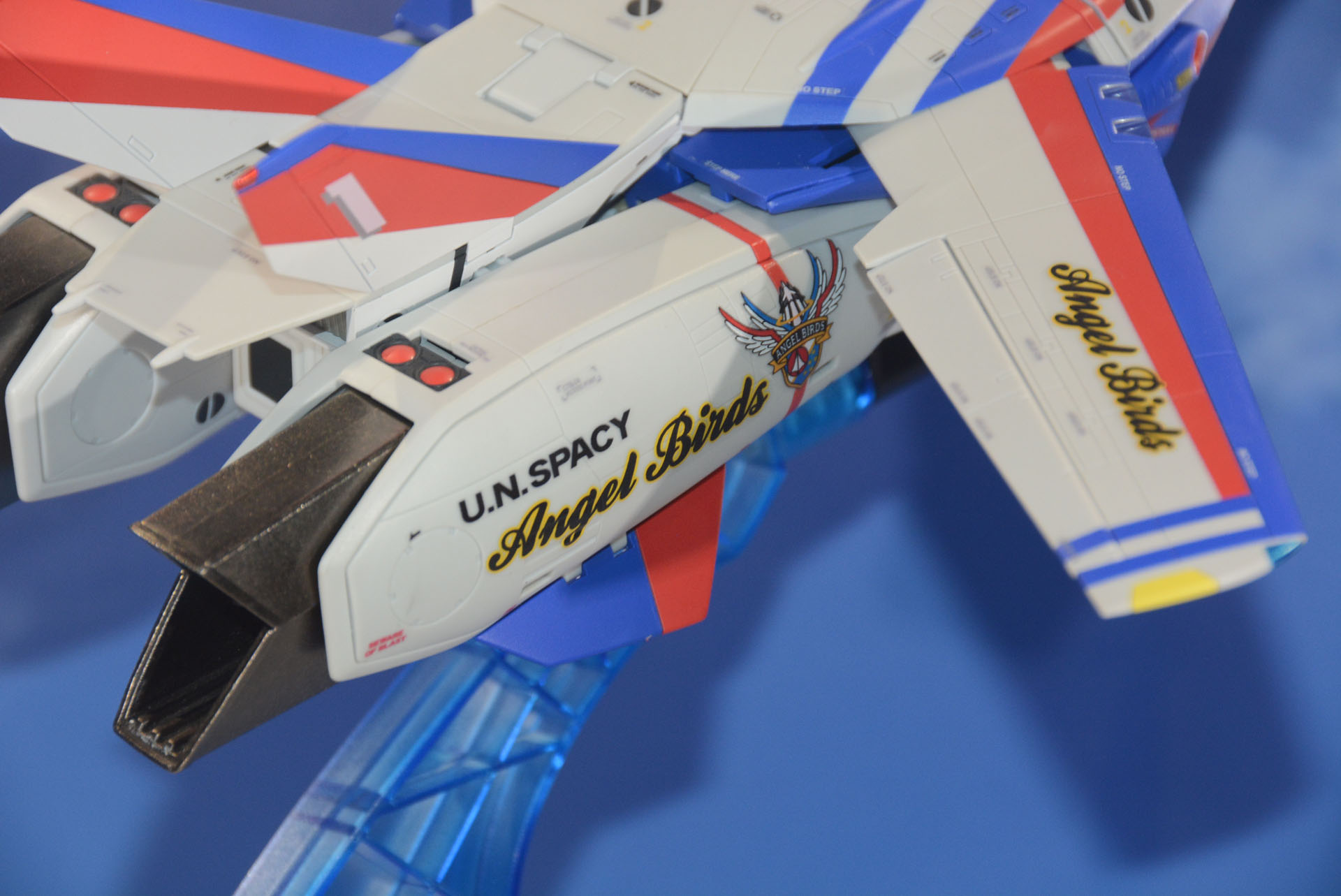 エンジンや翼に描かれるマークや文字も描き起こし