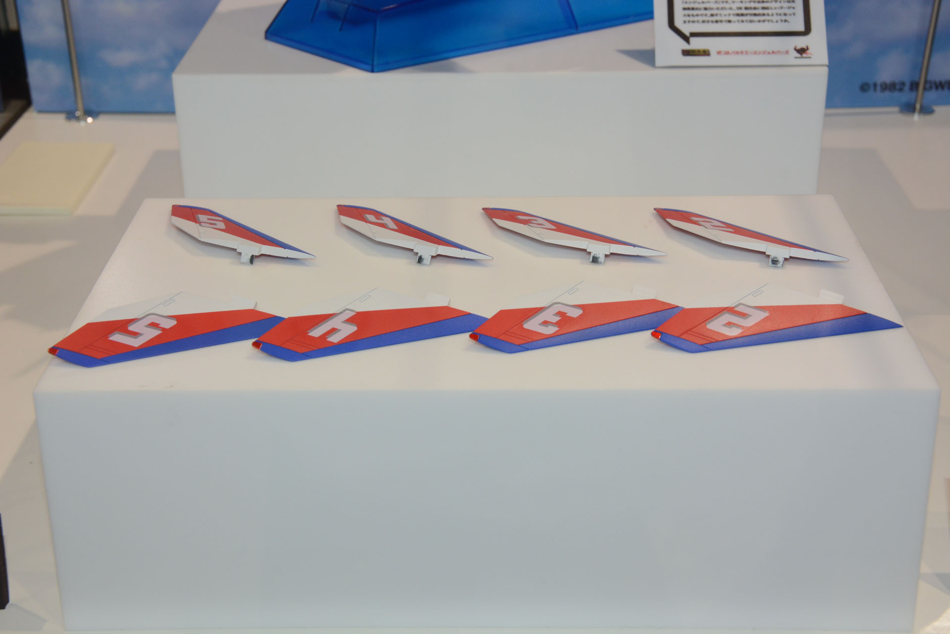 これまでの「DX超合金VF-1」と異なり、尾翼を取り外せるようにしている。5セット用意された尾翼により、1～5番機まで設定可能だ