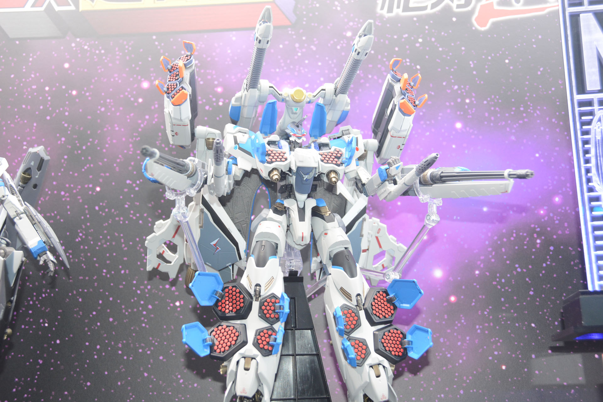 以前のアーマードパーツからいくつか改良が加わっているという