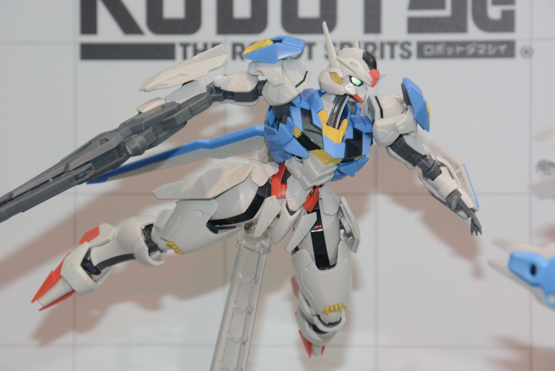 可動箇所の多さ、可動域の広さでダイナミックなポージングが楽しめる