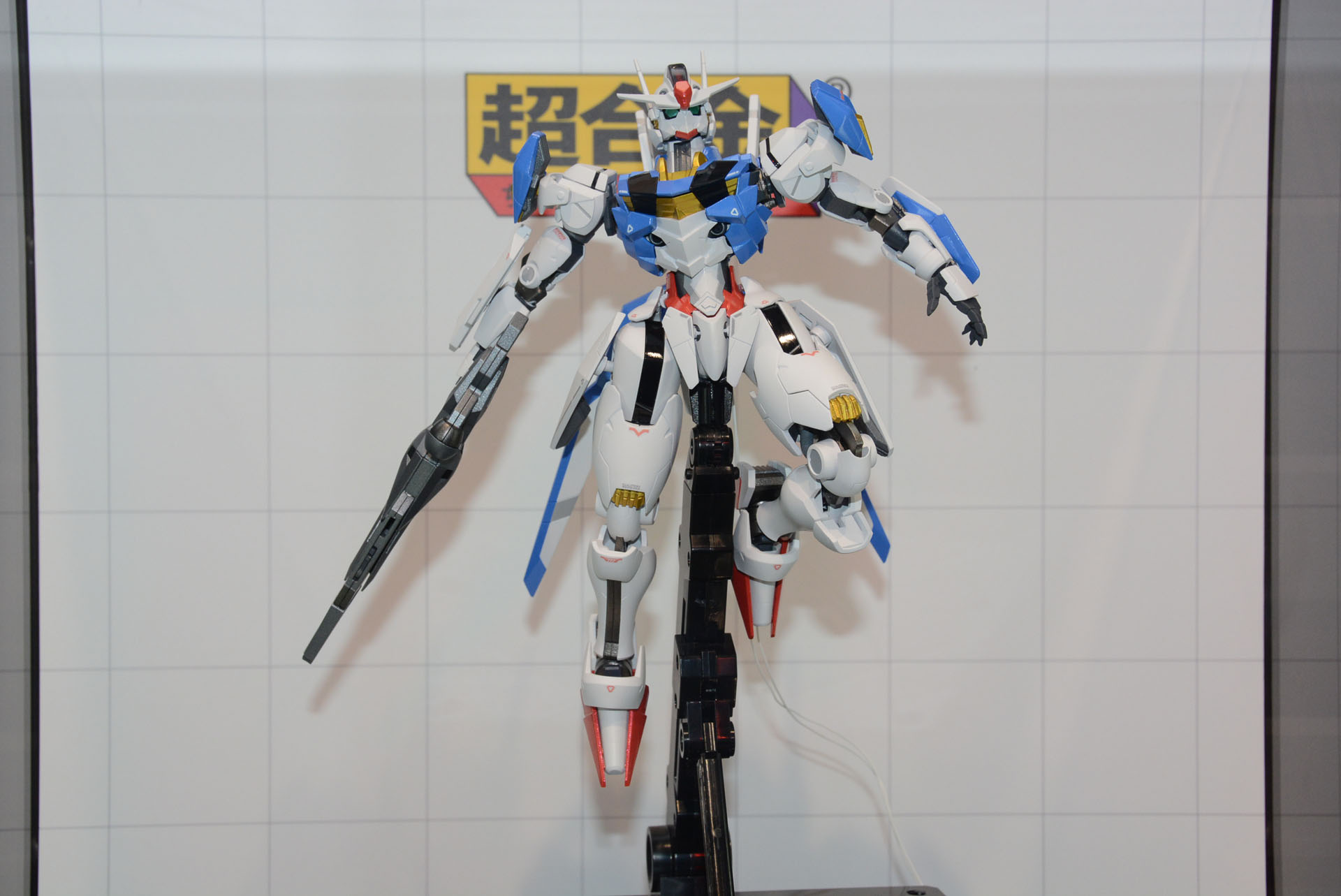 こちらは「超合金  ガンダム・エアリアル」。大型のサイズ、各部のマテリアル感とマーキング、電飾が特徴だ