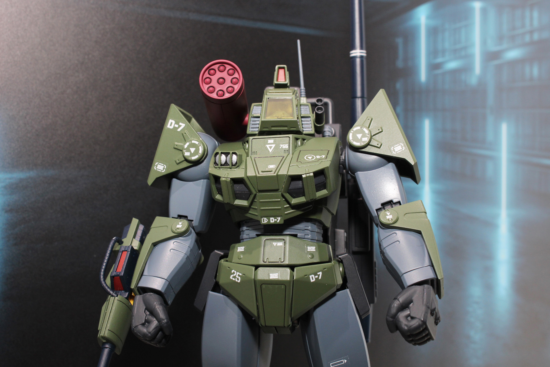 胸部インテークの形状や右胸に装着されたライト、肩アーマーの接続部など、リアル感を持たせたデザインとなった