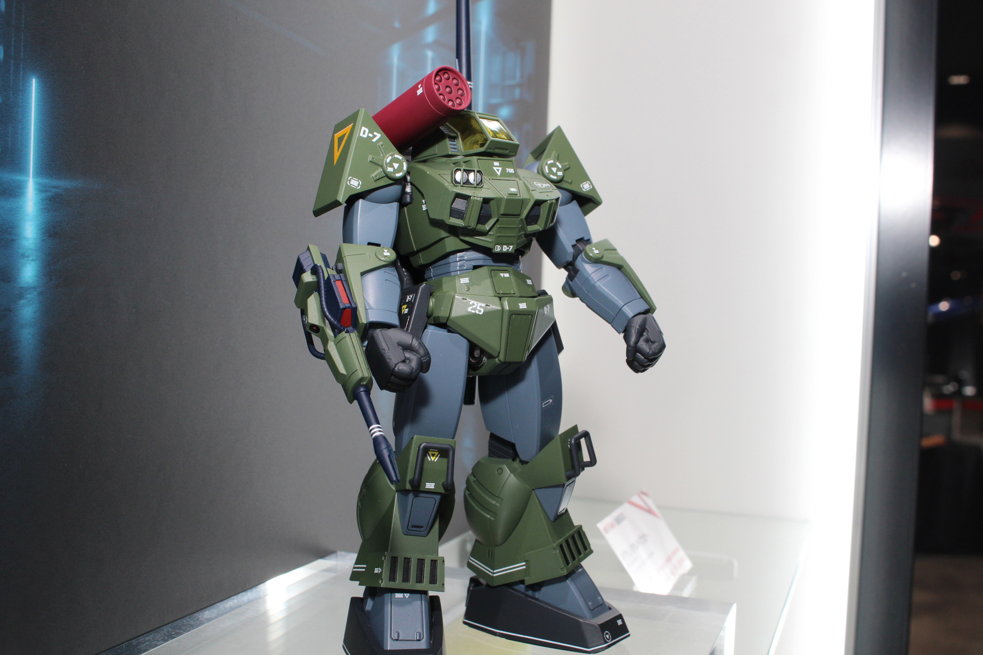 劇中のヒロイックなイメージは消え、機動兵器としての印象が強まった