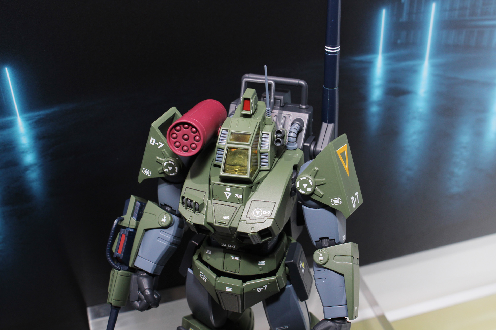 無数のマーキングがデザインを引き締めている