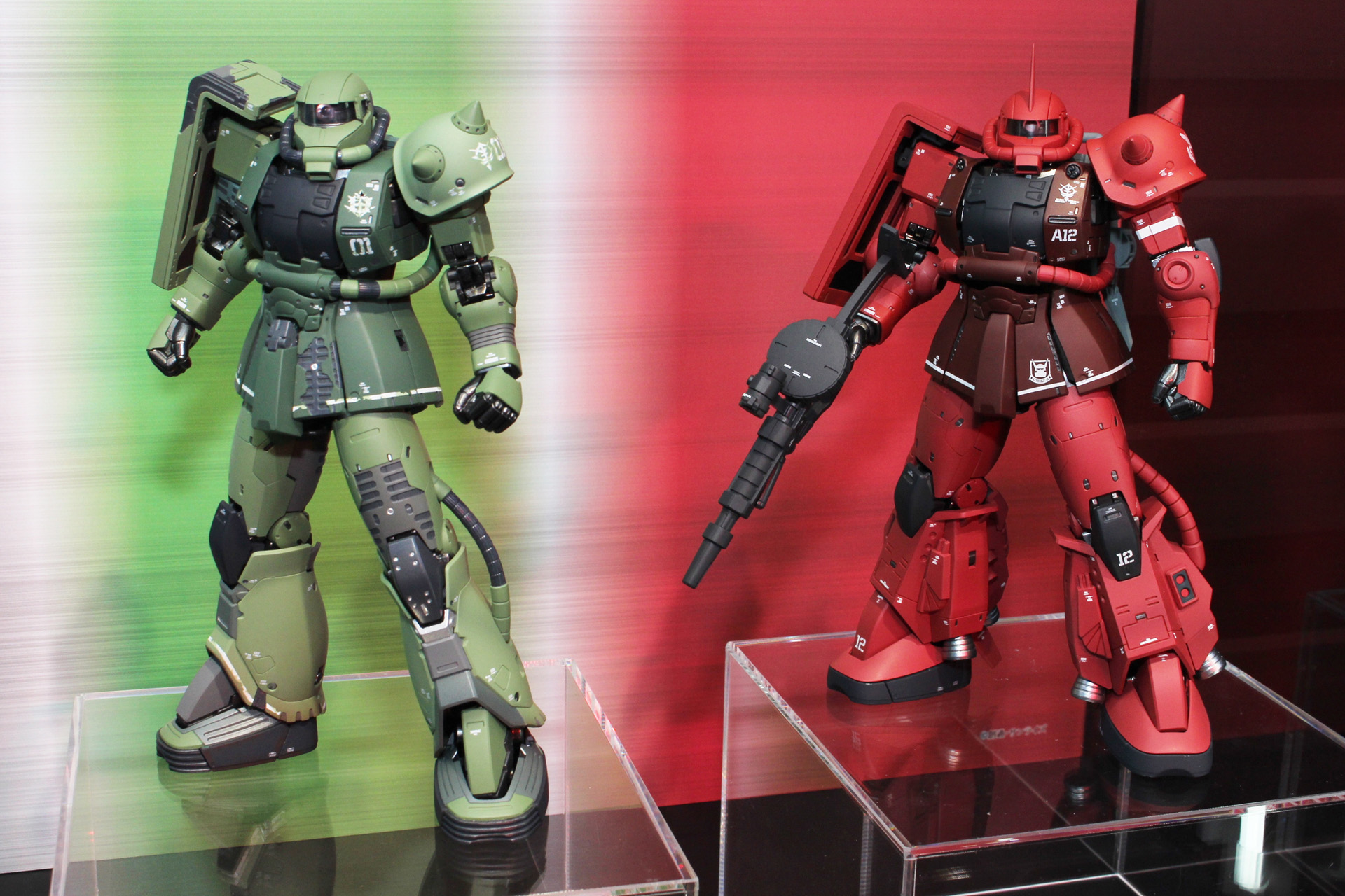 ドアン用ザクとの比較。並んで立つとその違いがよくわかる