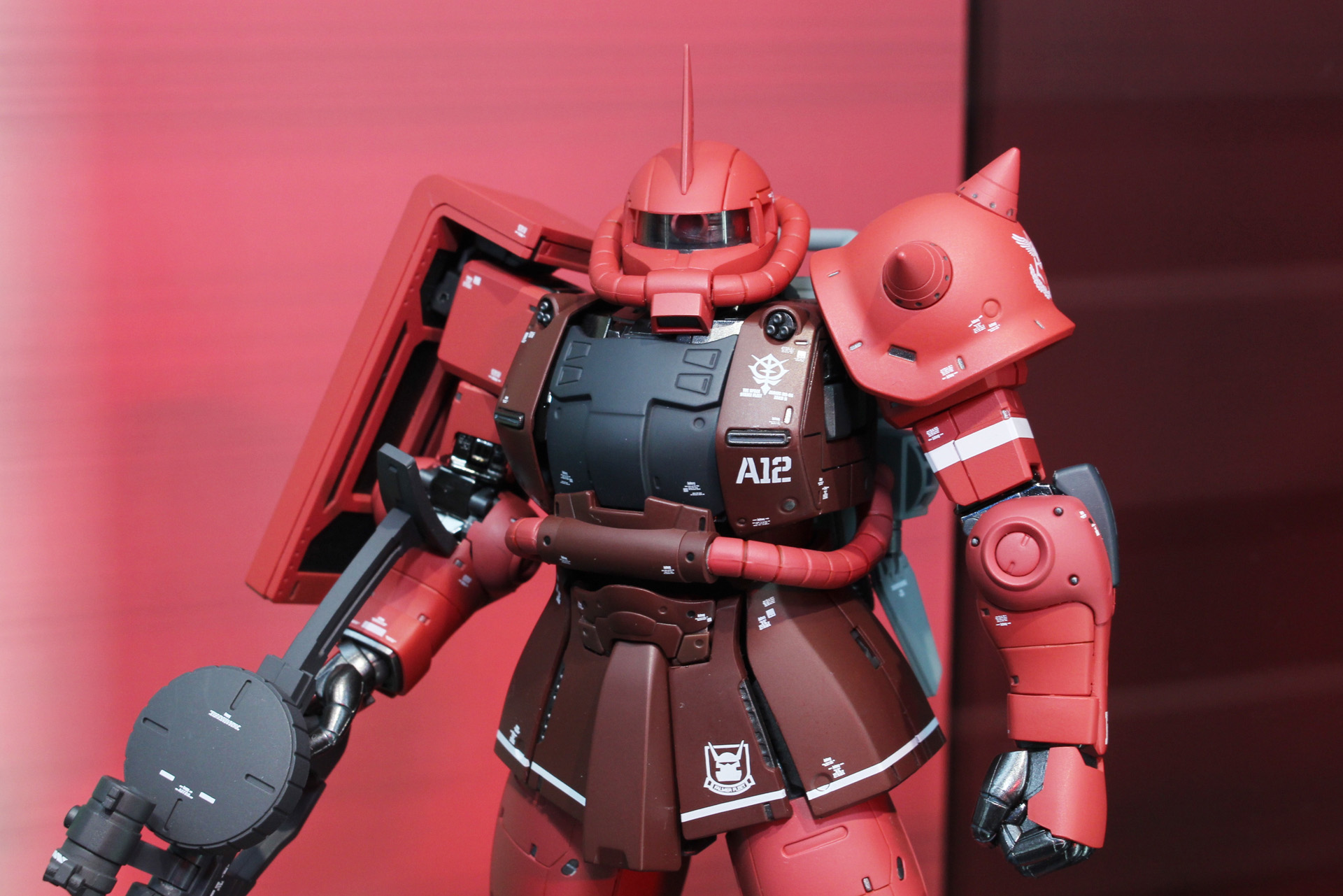 大気圏突入前の戦いでアムロを苦しめたシャア用の高機動型ザクIIだ