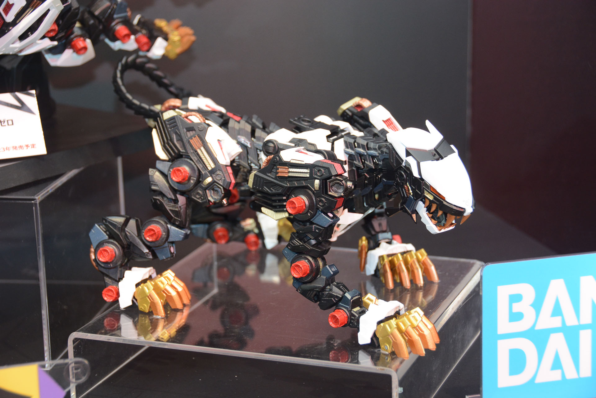 もう1つのコラボレーション「超合金 RZ-041ライガーゼロ」も、装甲を外した彩色見本が新展示されていた。改めてメカニカルな描写と可動箇所の多さが期待を盛り上げる