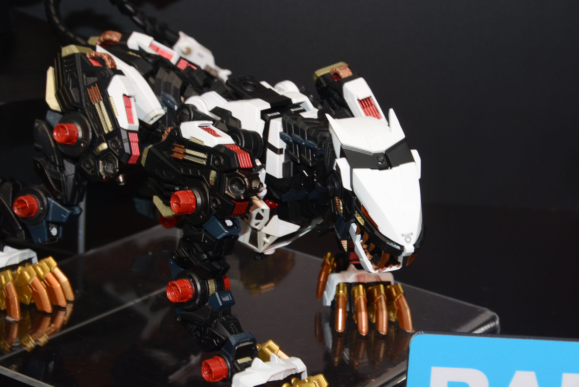 もう1つのコラボレーション「超合金 RZ-041ライガーゼロ」も、装甲を外した彩色見本が新展示されていた。改めてメカニカルな描写と可動箇所の多さが期待を盛り上げる