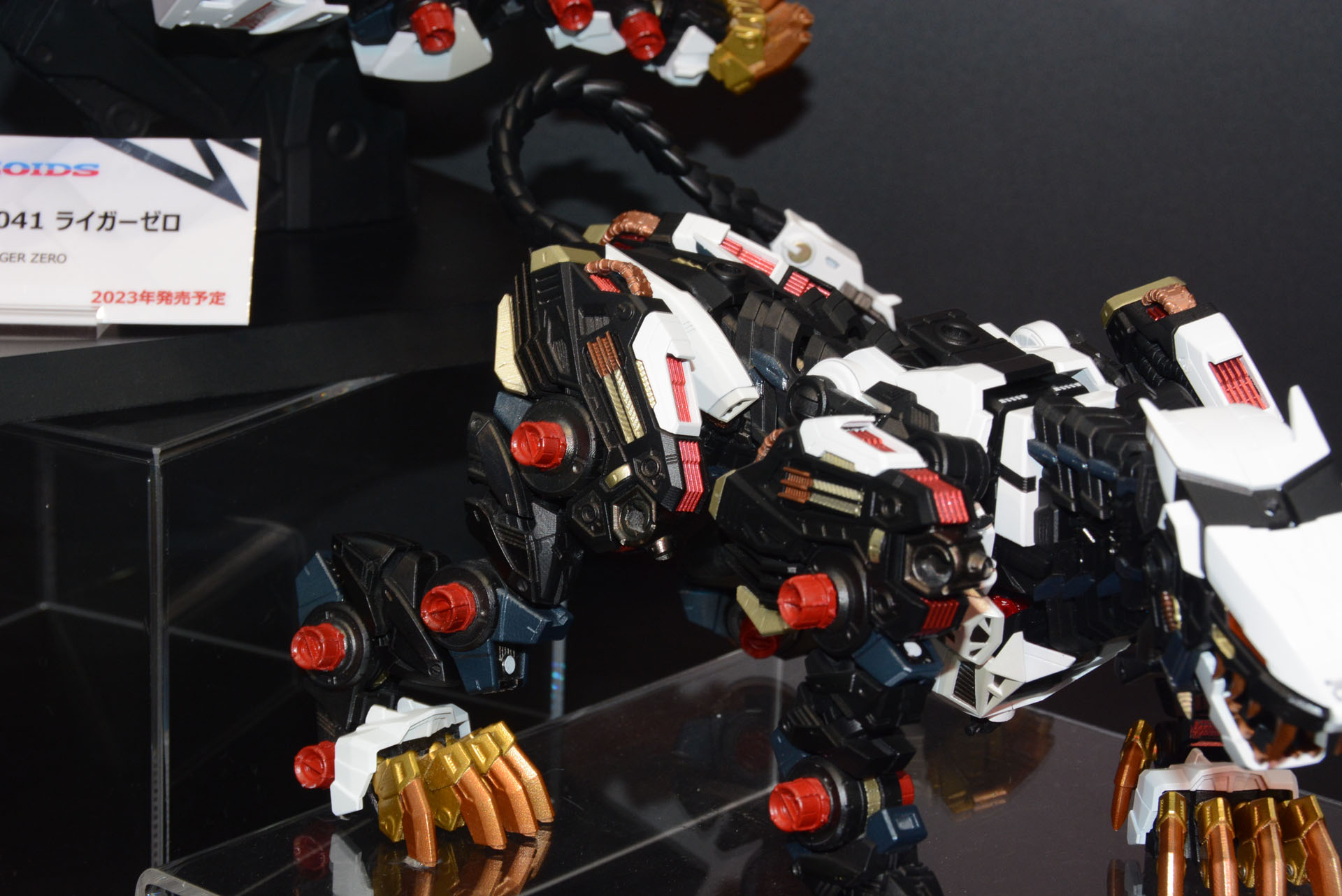もう1つのコラボレーション「超合金 RZ-041ライガーゼロ」も、装甲を外した彩色見本が新展示されていた。改めてメカニカルな描写と可動箇所の多さが期待を盛り上げる
