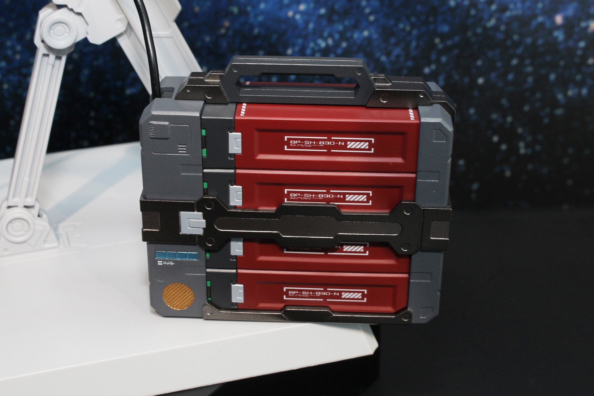 ケーブルは専用のバッテリーに繋がっている