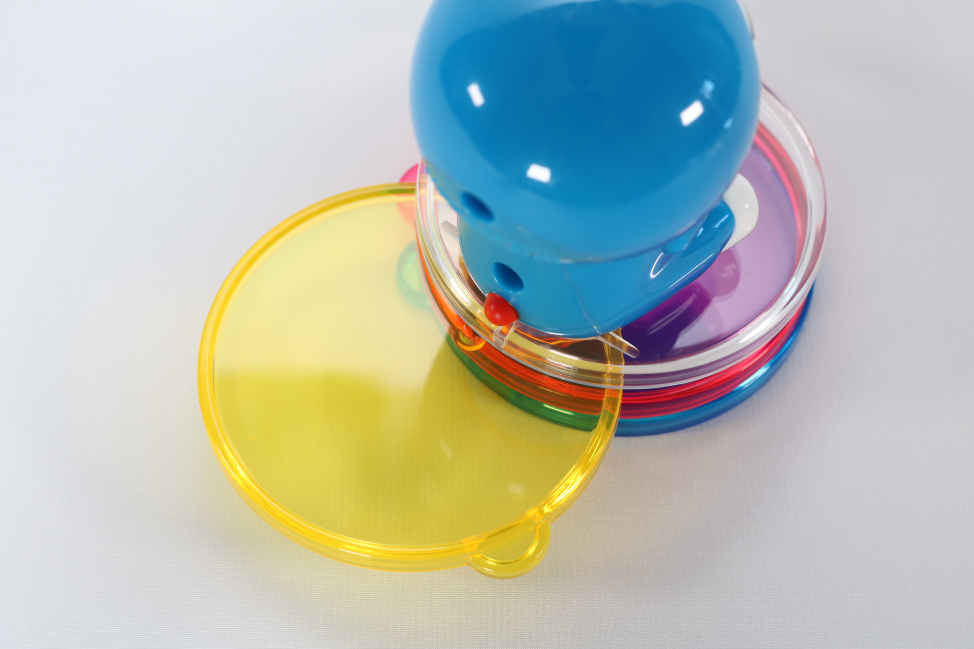 フィルターは好きな色を重ねたり、フィルターを通して身の回りのもの見たりして色の変化を楽しめる