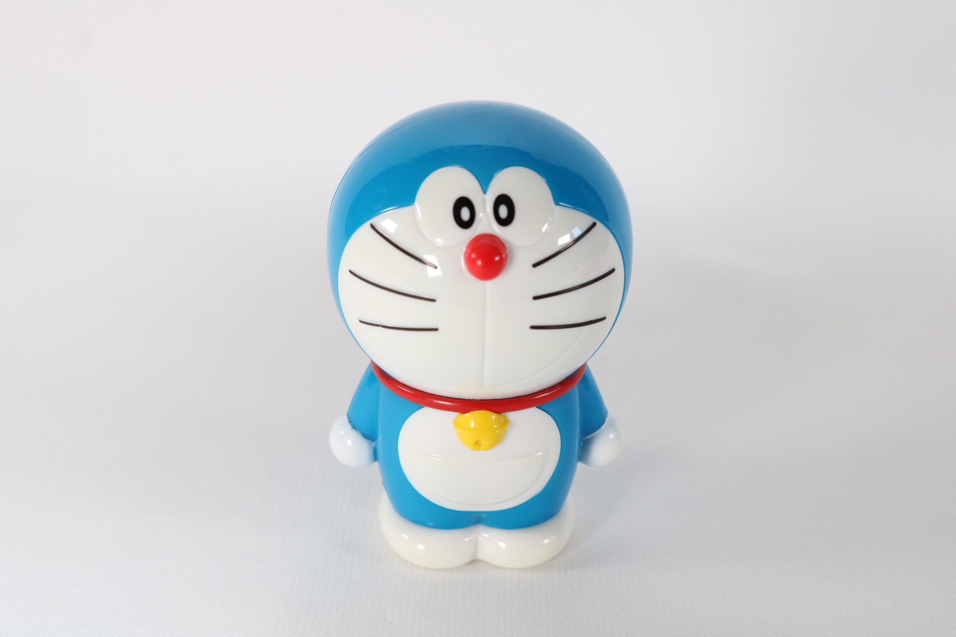 ドラえもんの玩具は表情や尻尾まで再現されている