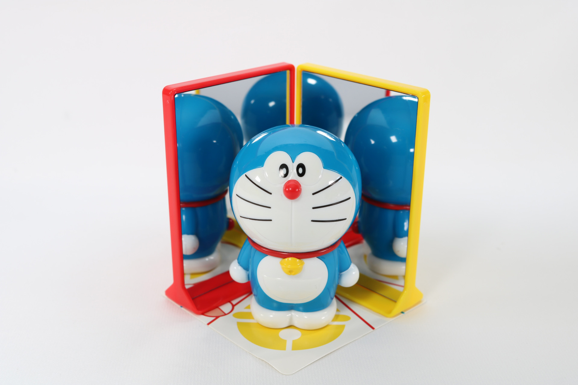 角度を変えると鏡のドラえもんの見え方が変化する