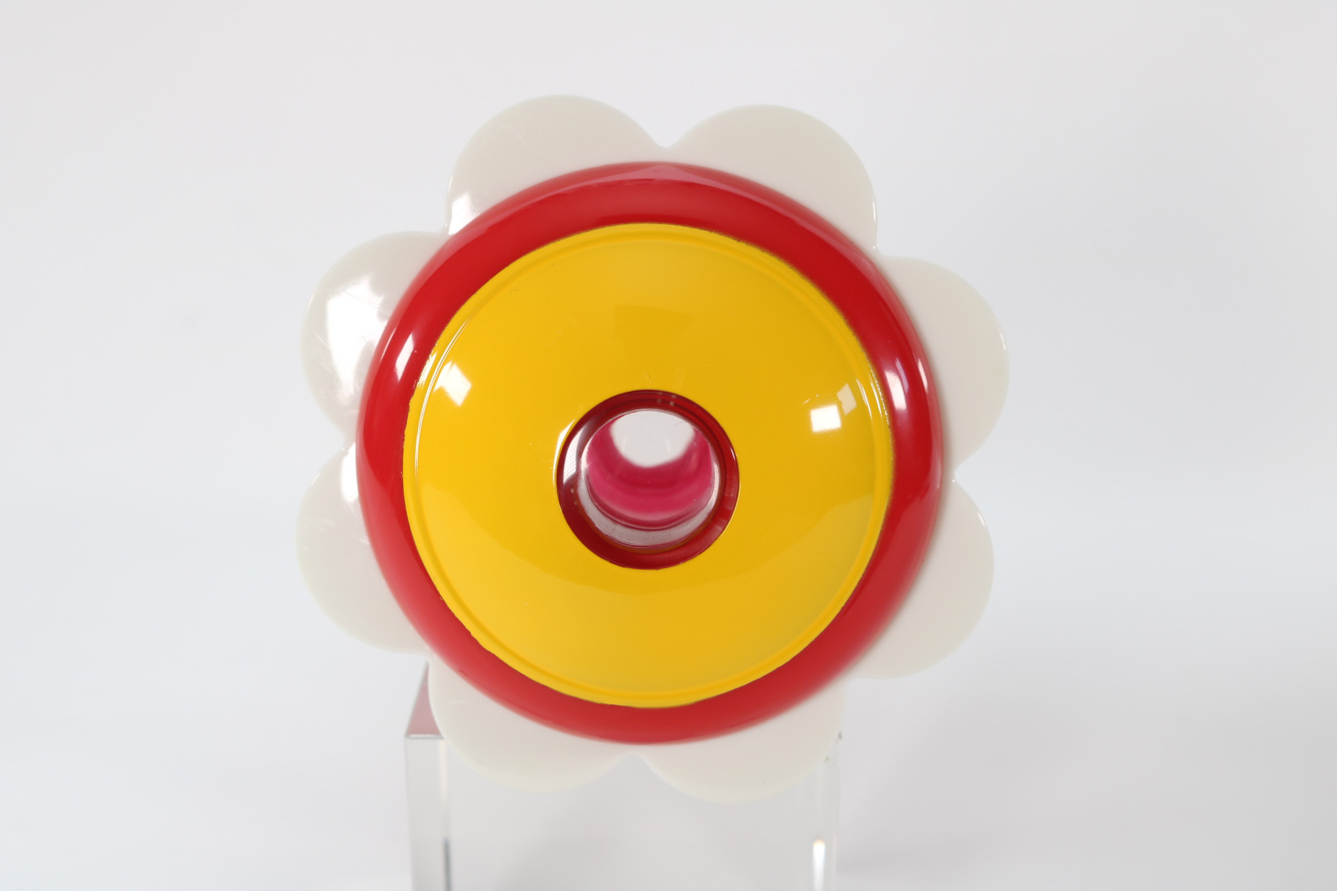 小さなレンズが備わっており、のぞき込むことができる