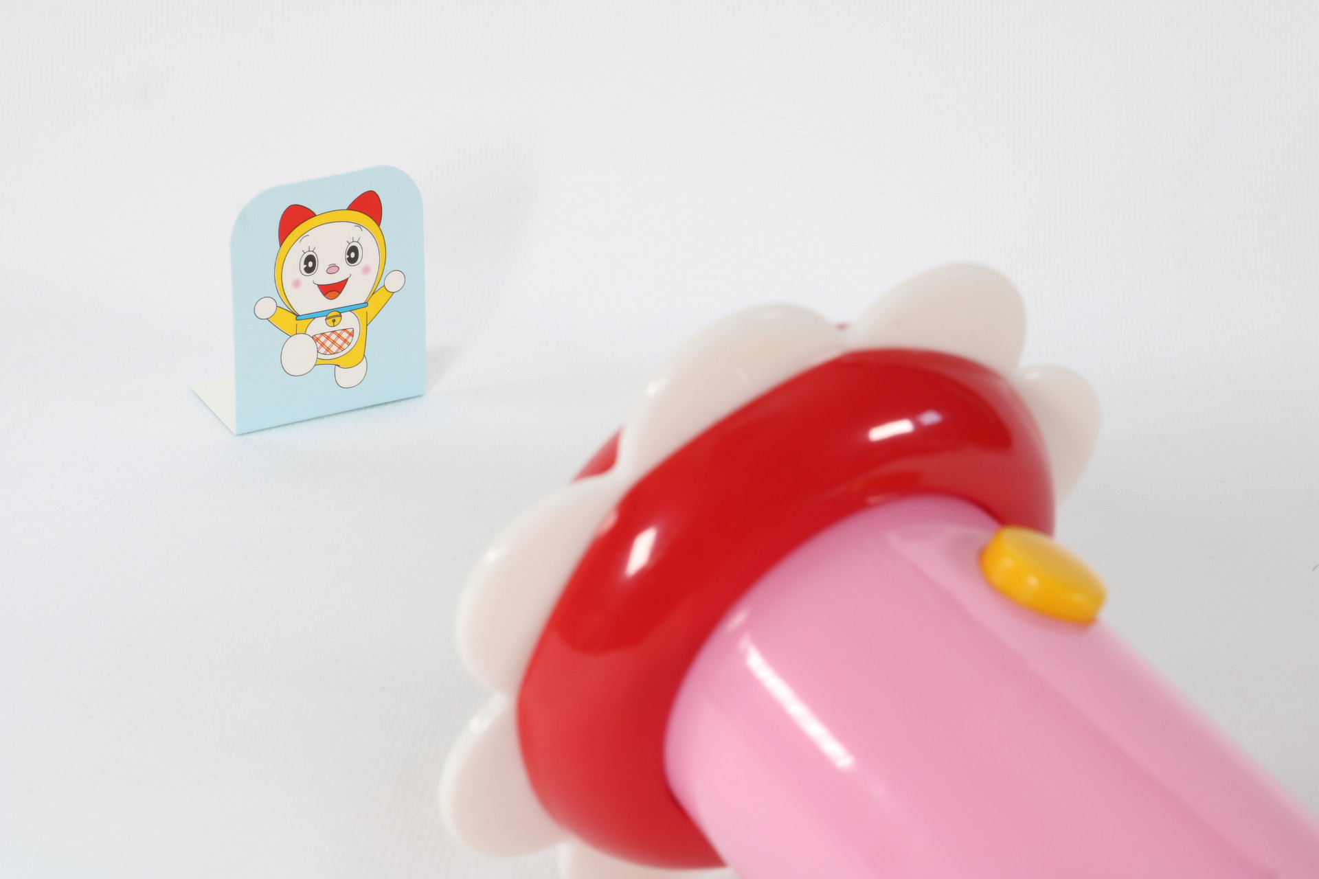 レンズをのぞき込むと物が小さく見える仕組みとなっている