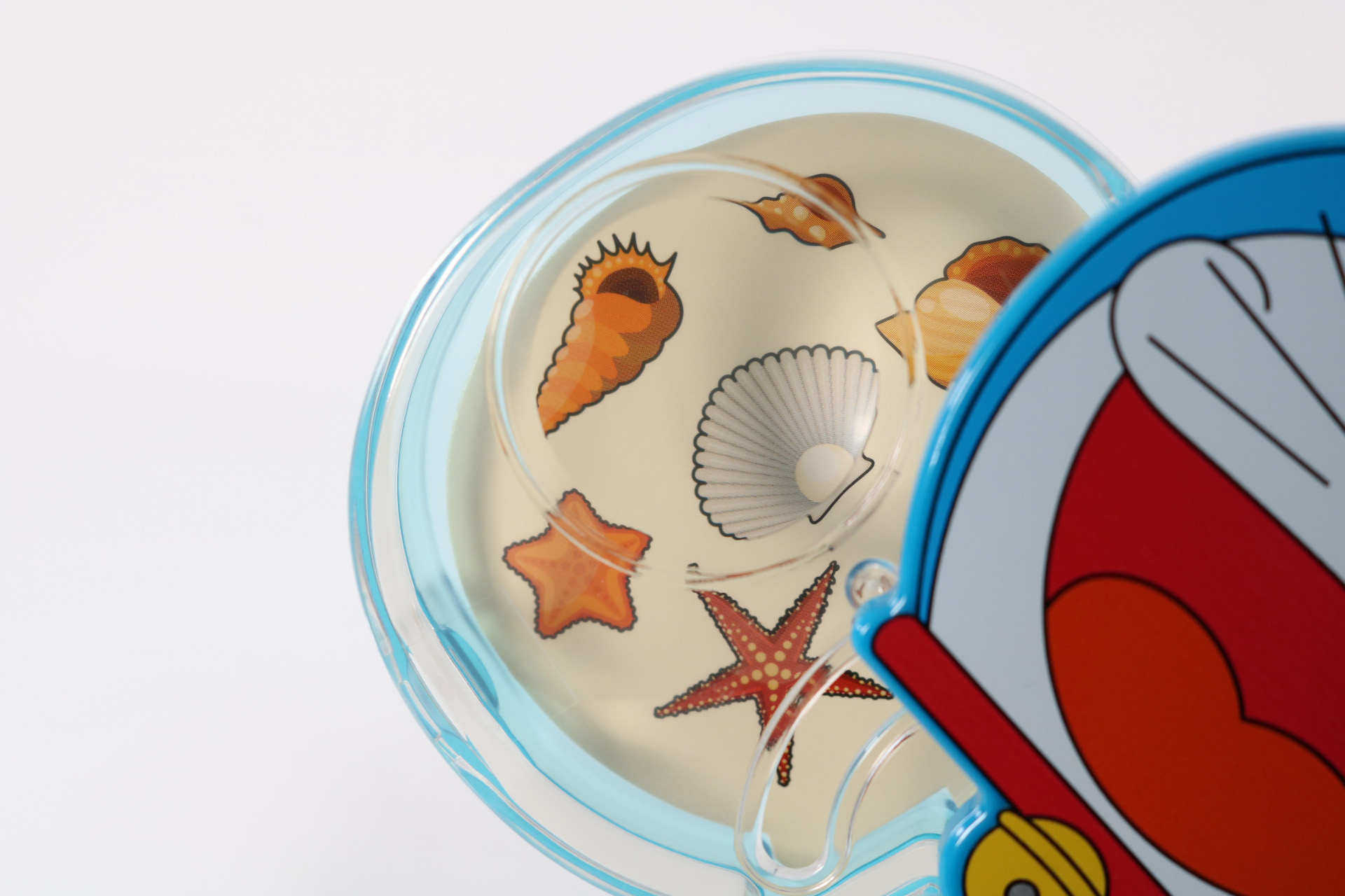 内側部分にはレンズが備わっており、中のカードを観察することができる