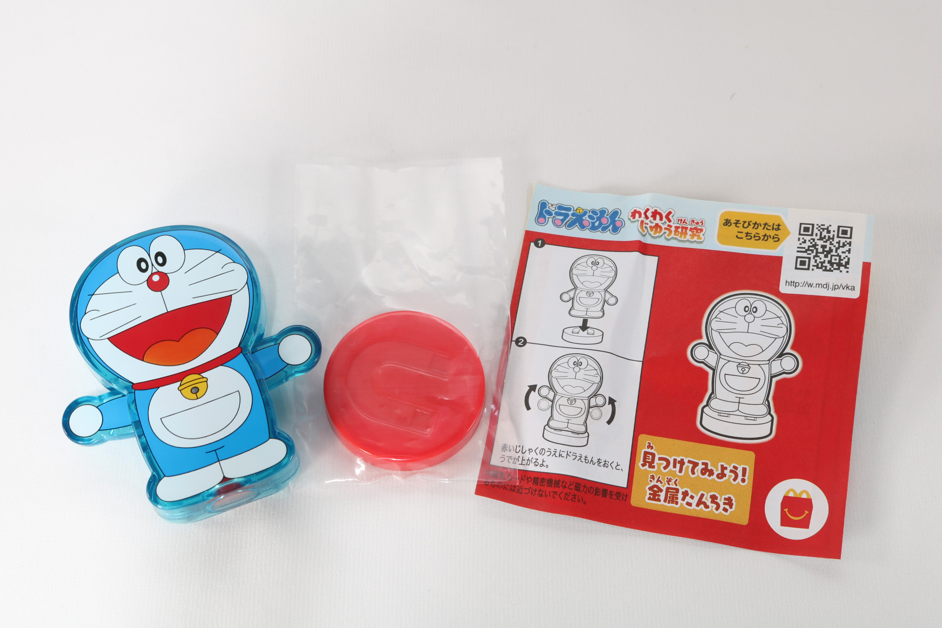 赤い磁石の台と磁石の入ったドラえもんの玩具