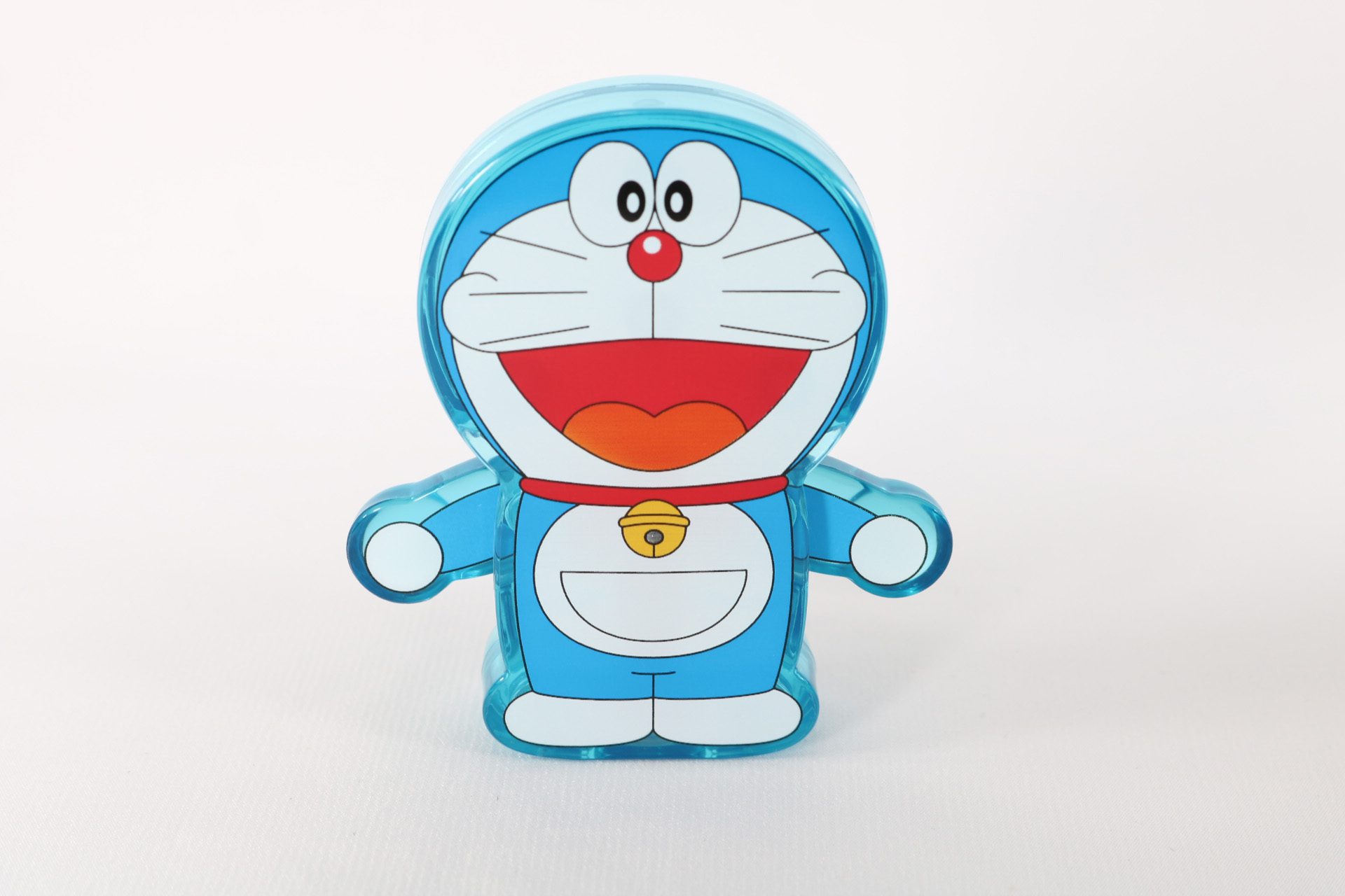 正面にはドラえもんが描かれ、裏面は内部が見える構造となっている