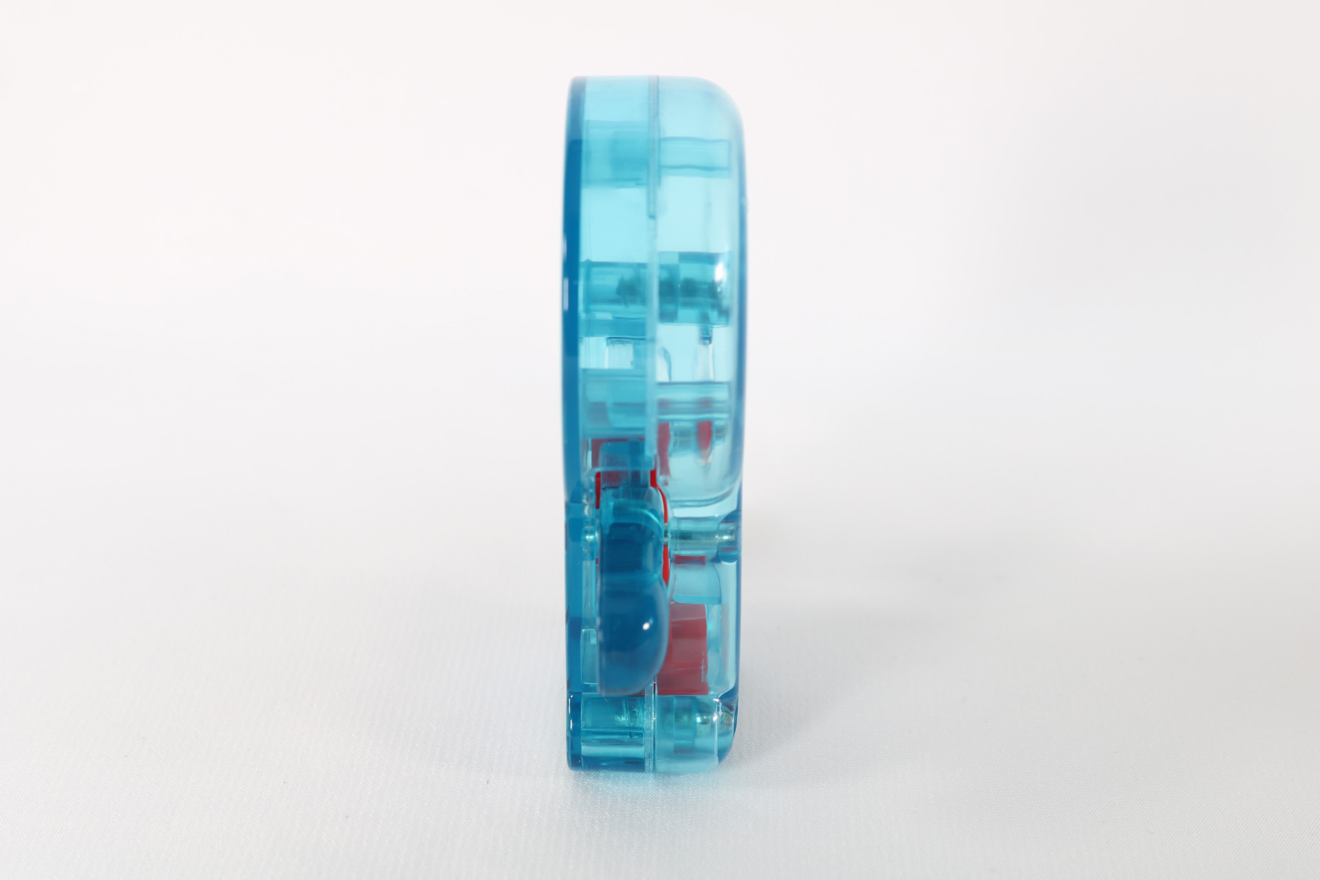 赤い磁石の台にドラえもんを置くと、磁石が反応して両手が上がる仕掛けとなっている