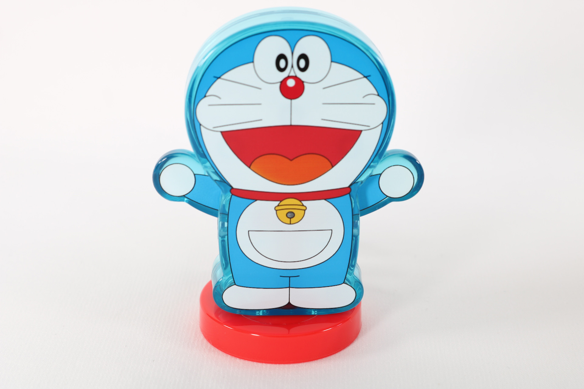 赤い磁石の台にドラえもんを置くと、磁石が反応して両手が上がる仕掛けとなっている