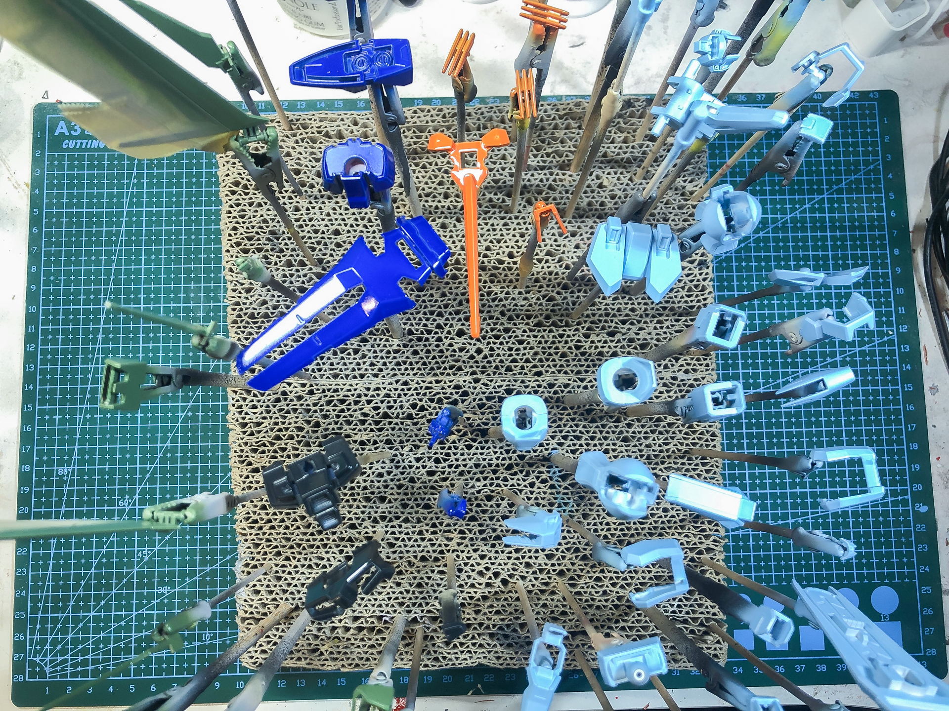 塗装を行なった各種パーツ。ホワイト部以外は発色をよくするため下地にGSIクレオスの「水性サーフェイサー1000スプレー」を使用して下地を整えました。