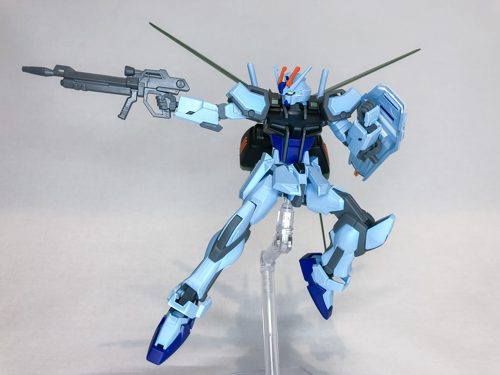 ビームライフルを構えてみました。ストライクガンダムといえばやっぱりこのポーズですね。