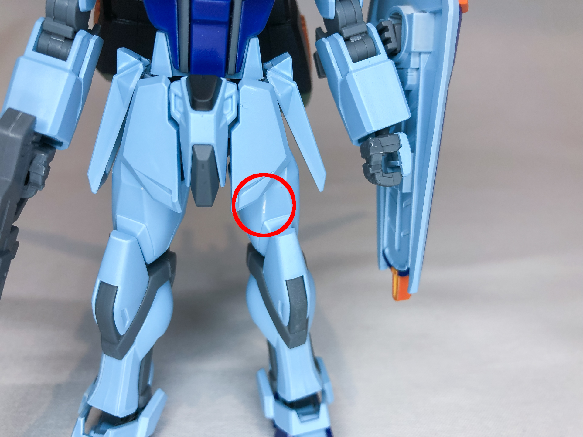 様々なポーズをさせてみた結果、塗装が一部剥離していました。やはりラッカー塗料ほど塗膜強度はないようです。