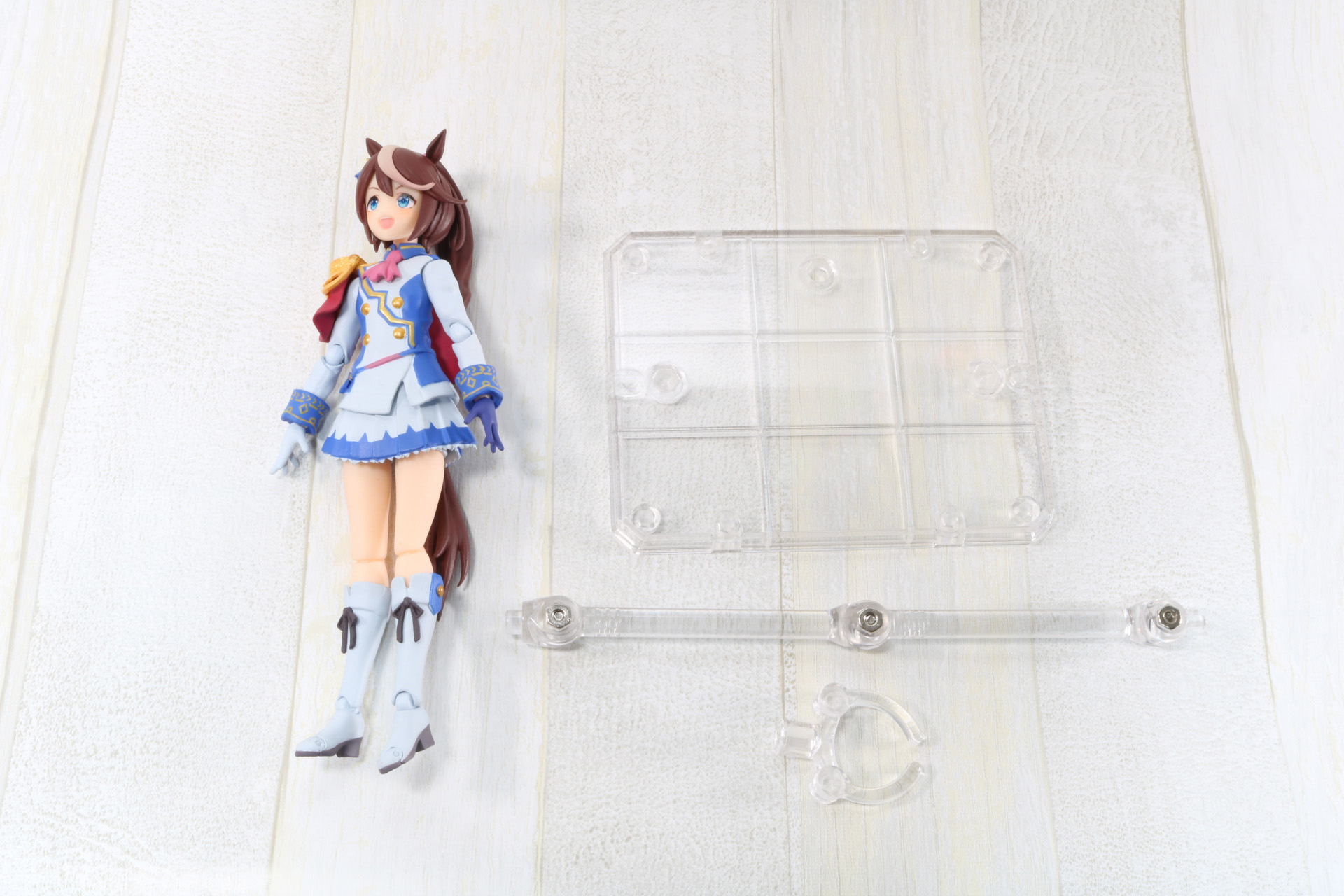 フィギュア本体と台座（台座と支柱、本体保持のアーム）