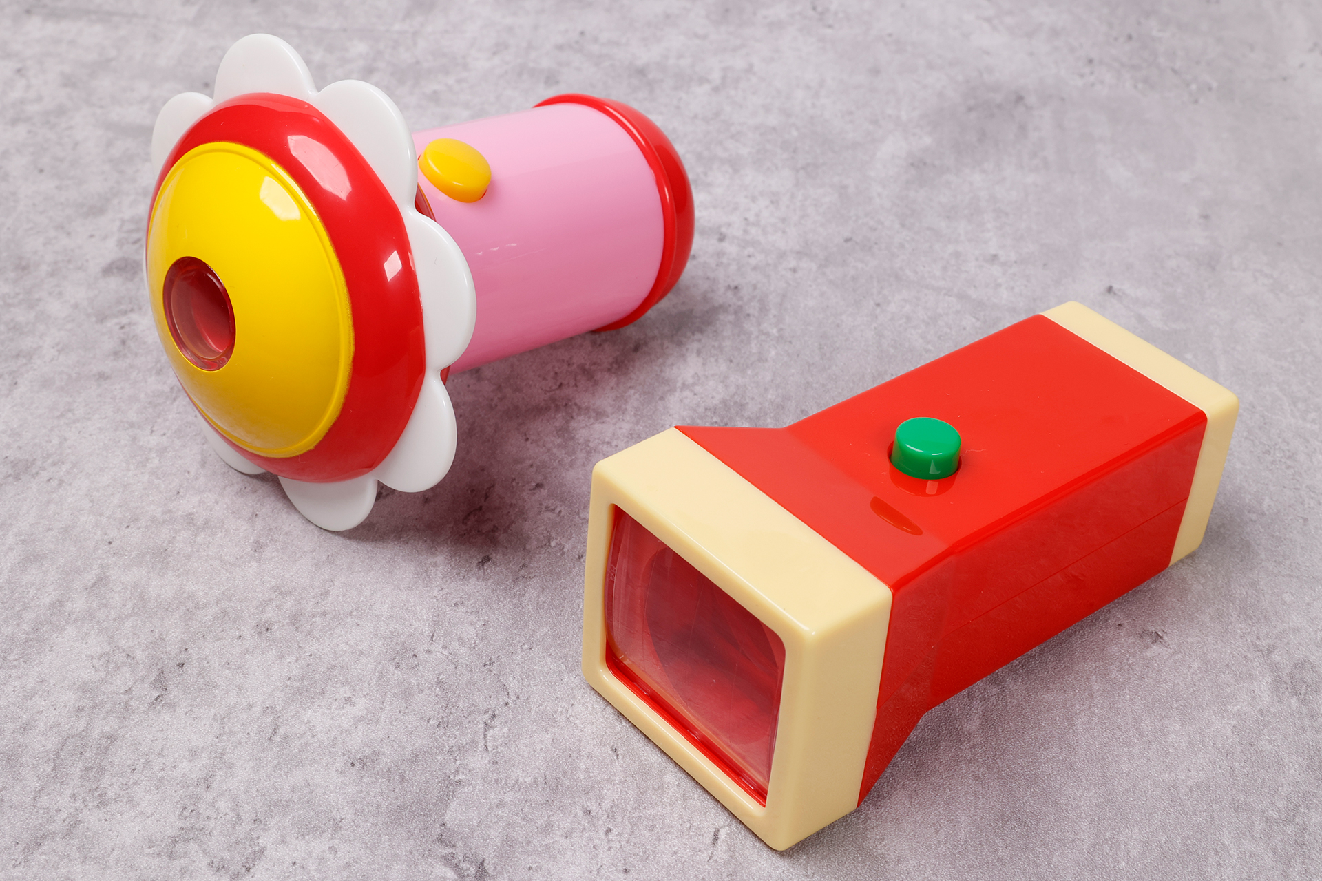 ドラえもんと言えば、やはり外せないのがひみつ道具だ。今回はスモールライトとビッグライトをモチーフにしたおもちゃが登場する