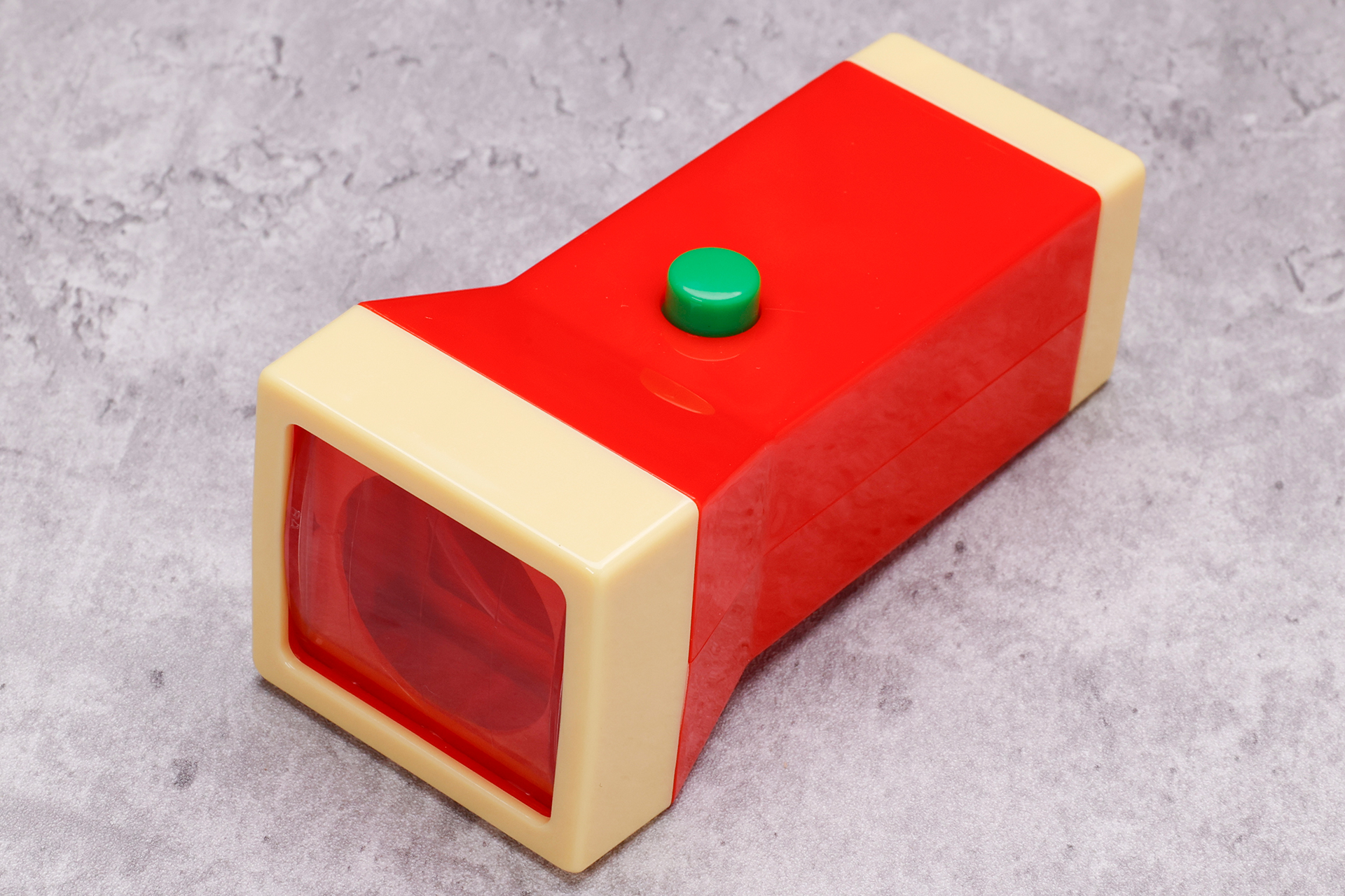 赤と肌色のツートンカラーになっており、緑色のボタンが付けられている