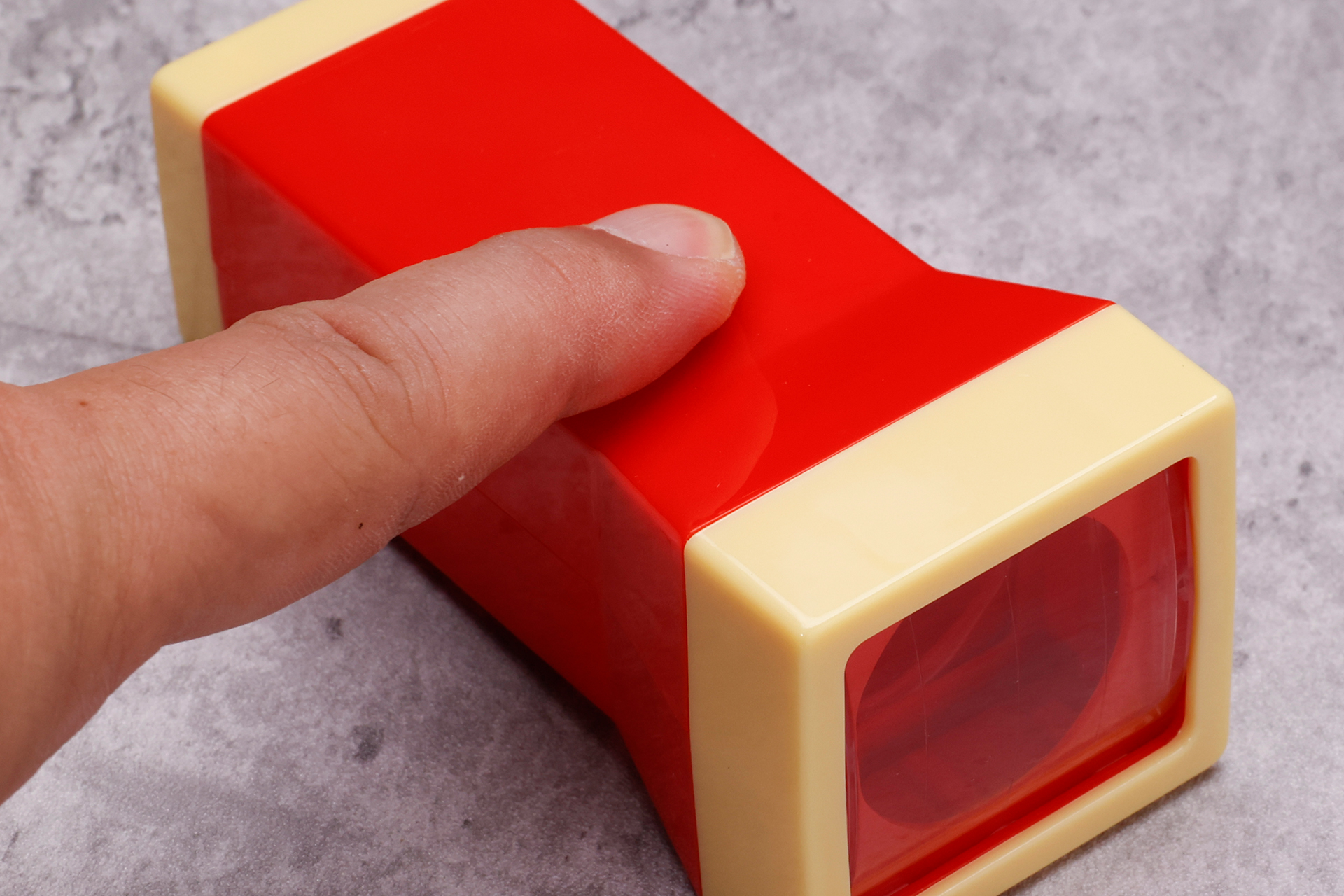 ちなみに、緑色のボタンは押すことができる