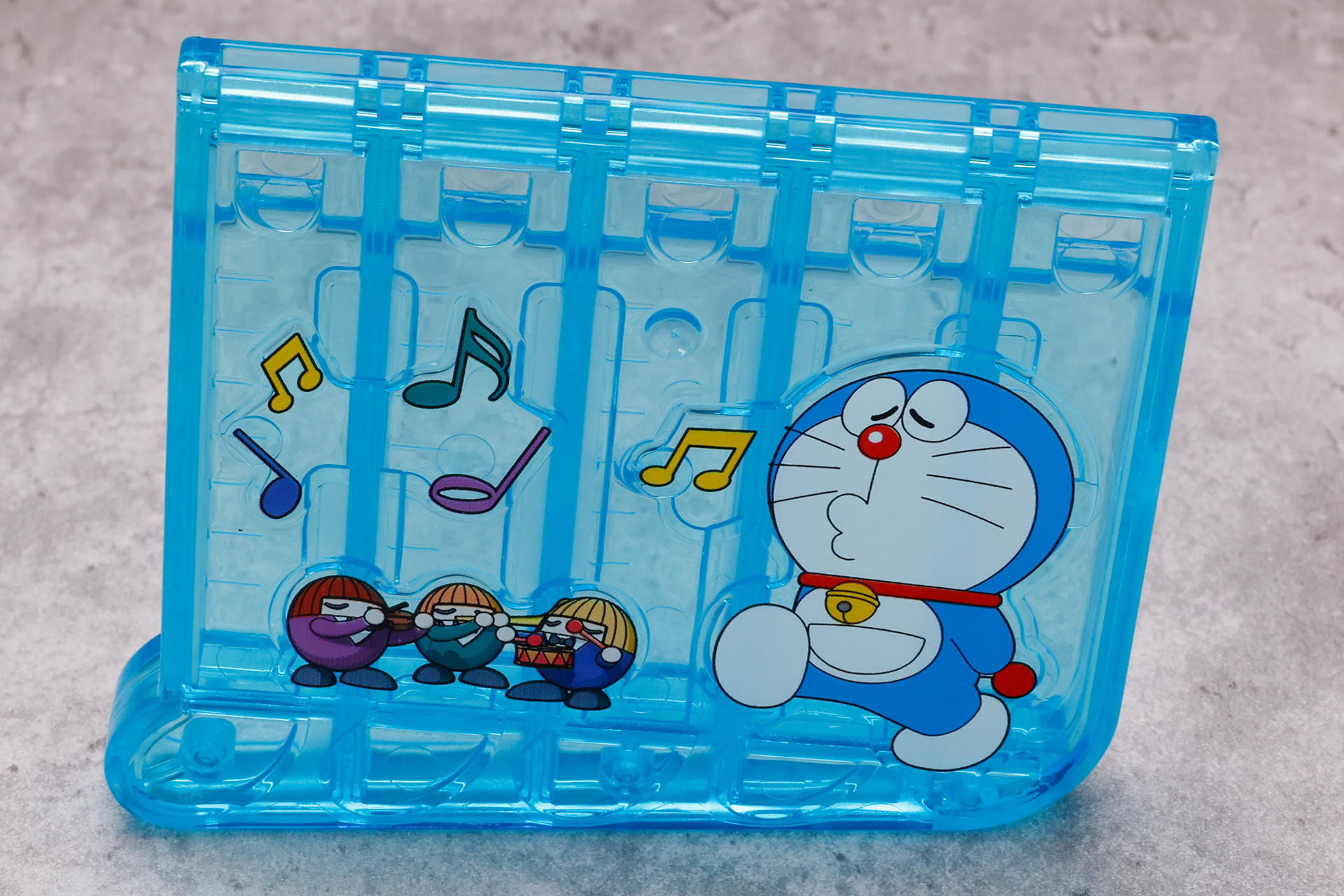 全体期にクリアブルーの涼しげな色合いになっている