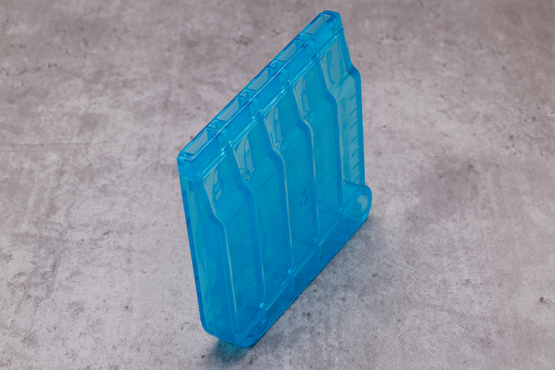 水を入れた後、上部の穴を拭くと音が出る仕組みになっている