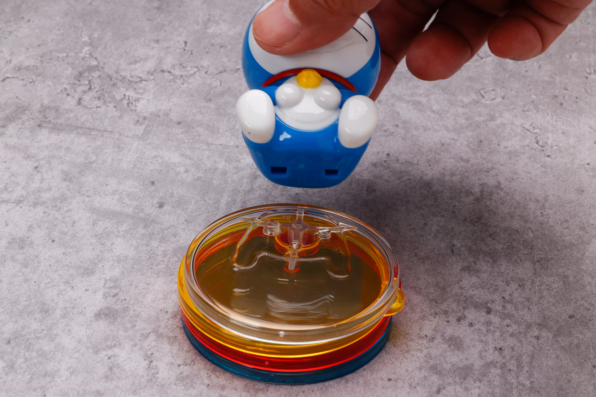 ドラえもんのフィギュアは、フィルターの凹凸部分にはめ込むことができる