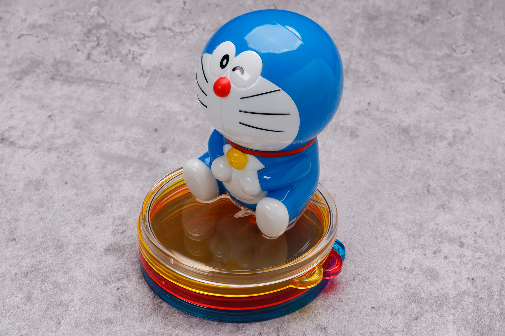 片目をウィンクしているドラえもんがかわいらしい