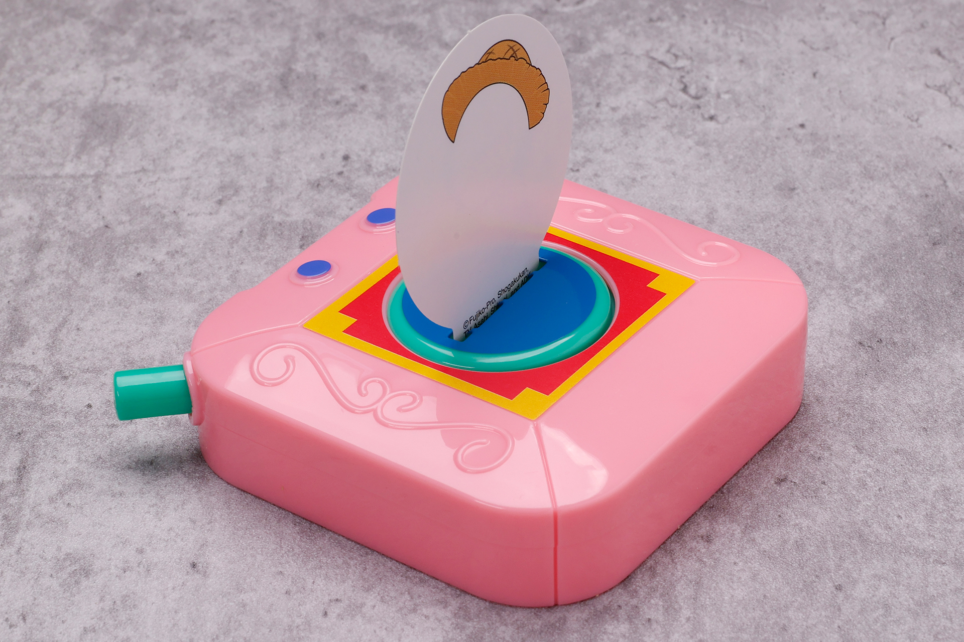 カードは差し込み式なので、簡単に着脱が可能だ