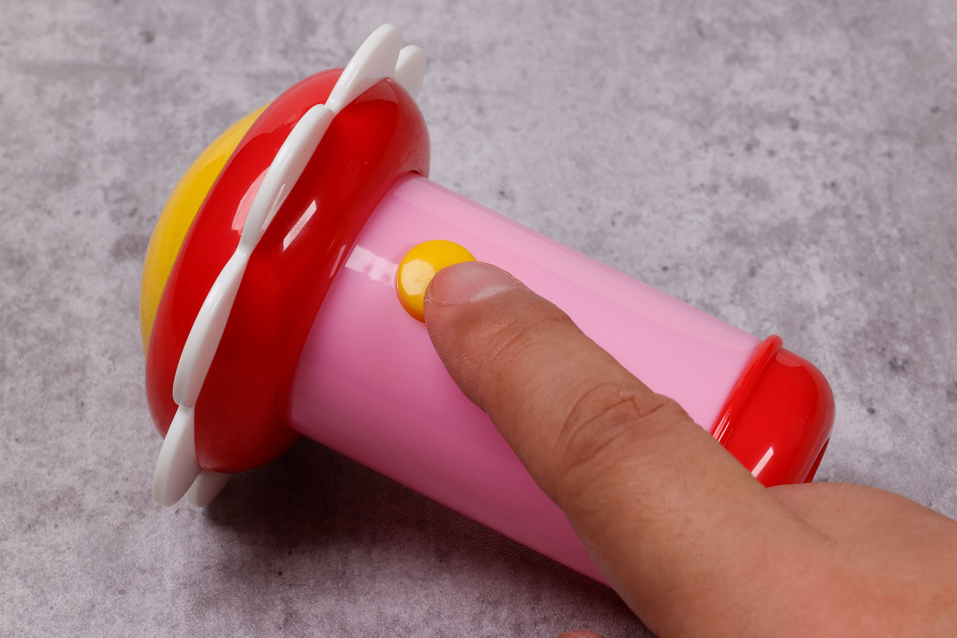 黄色いボタンは押して遊ぶことができる