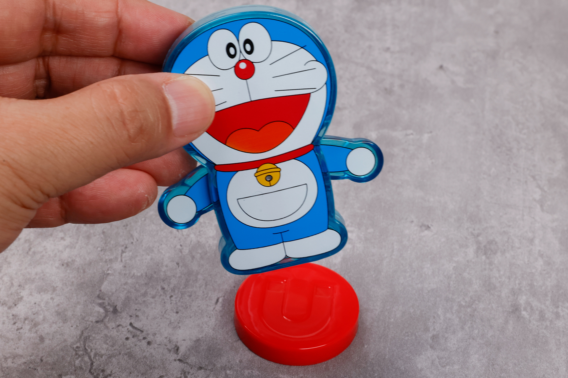赤い磁石の上にドラえもんを載せてみよう