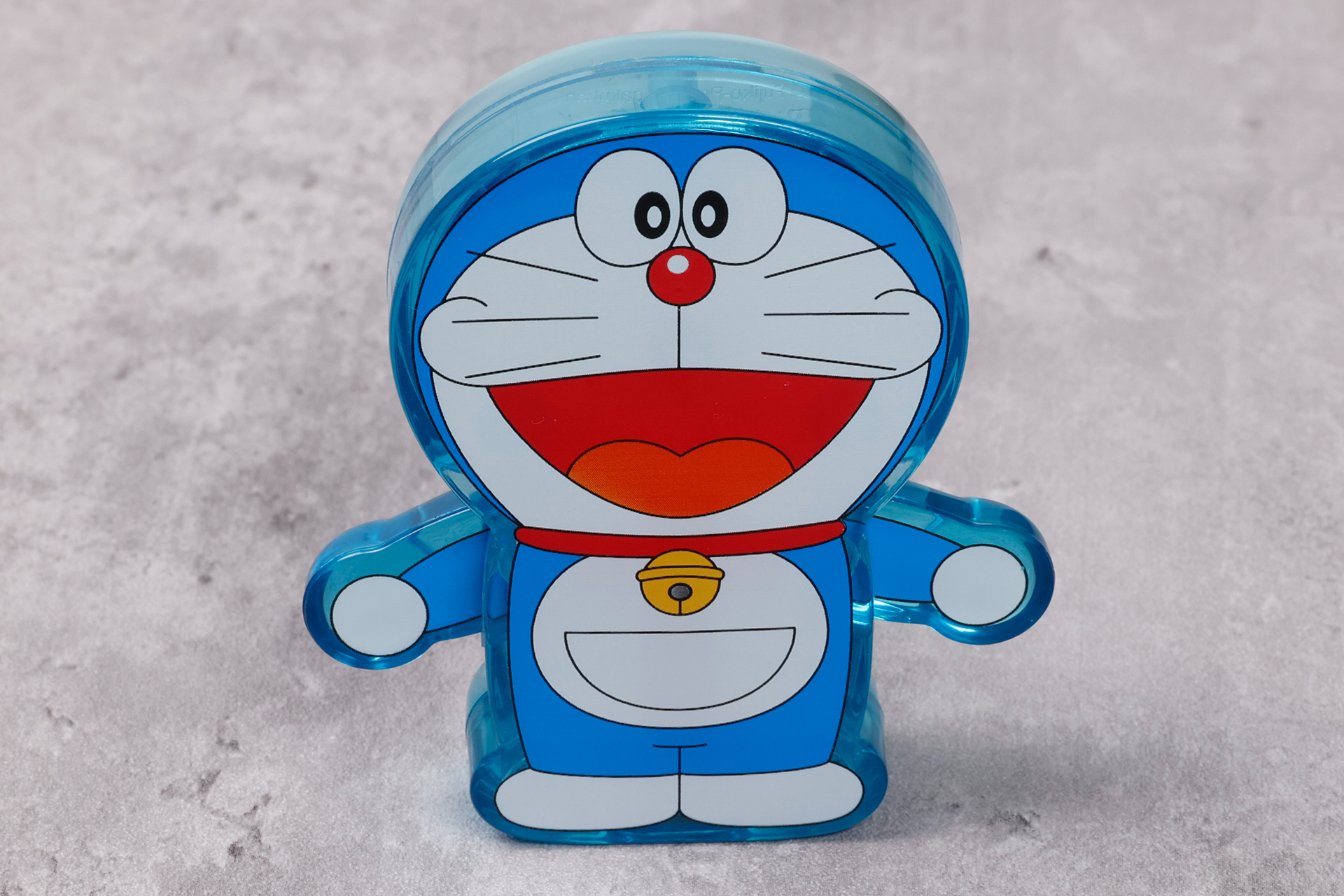 クリアブルーのプラスチック製の型に、ドラえもんの絵がプリントされている