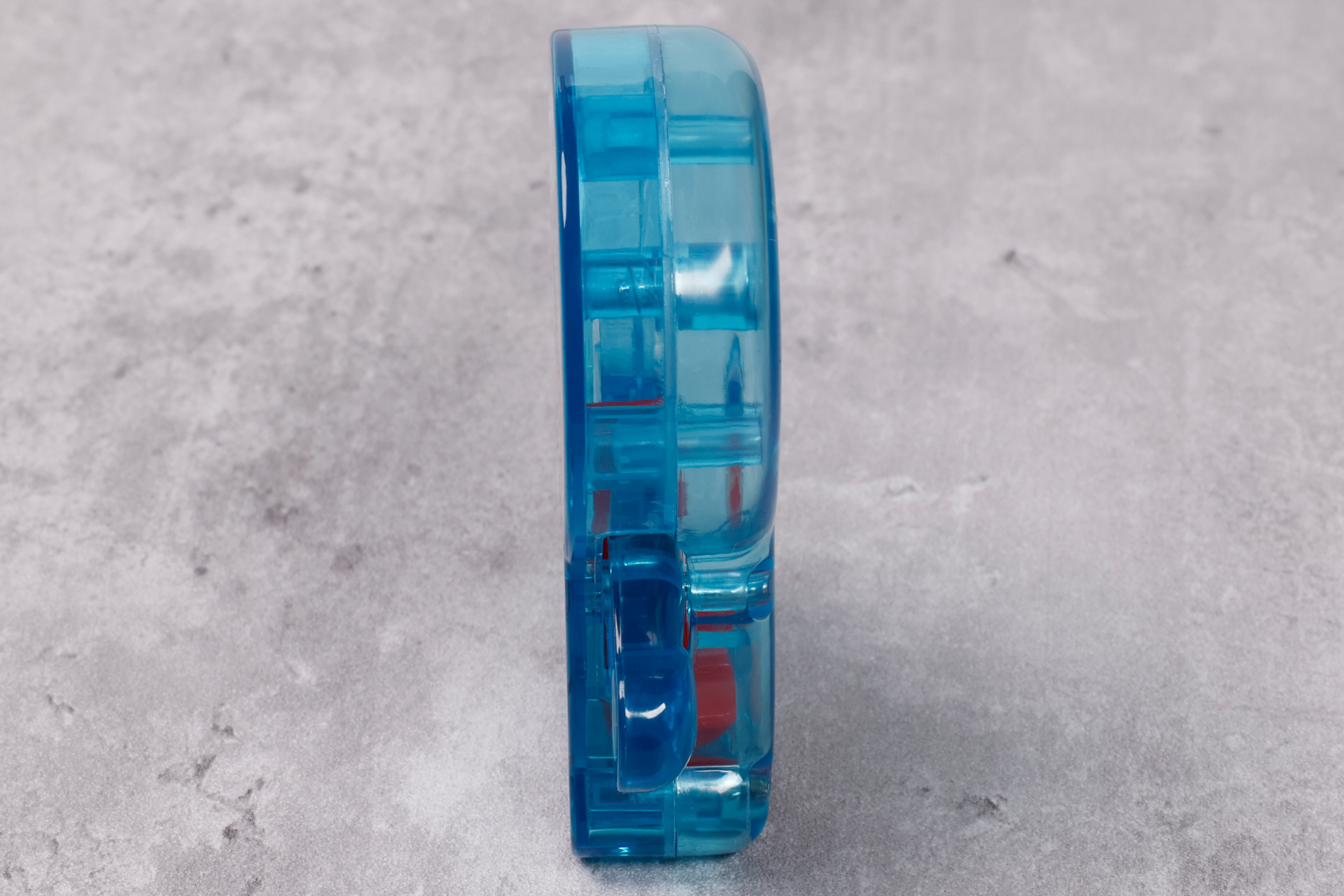 厚さは18mmほどとコンパクトになっている